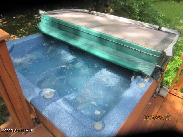 Image 4: hot tub