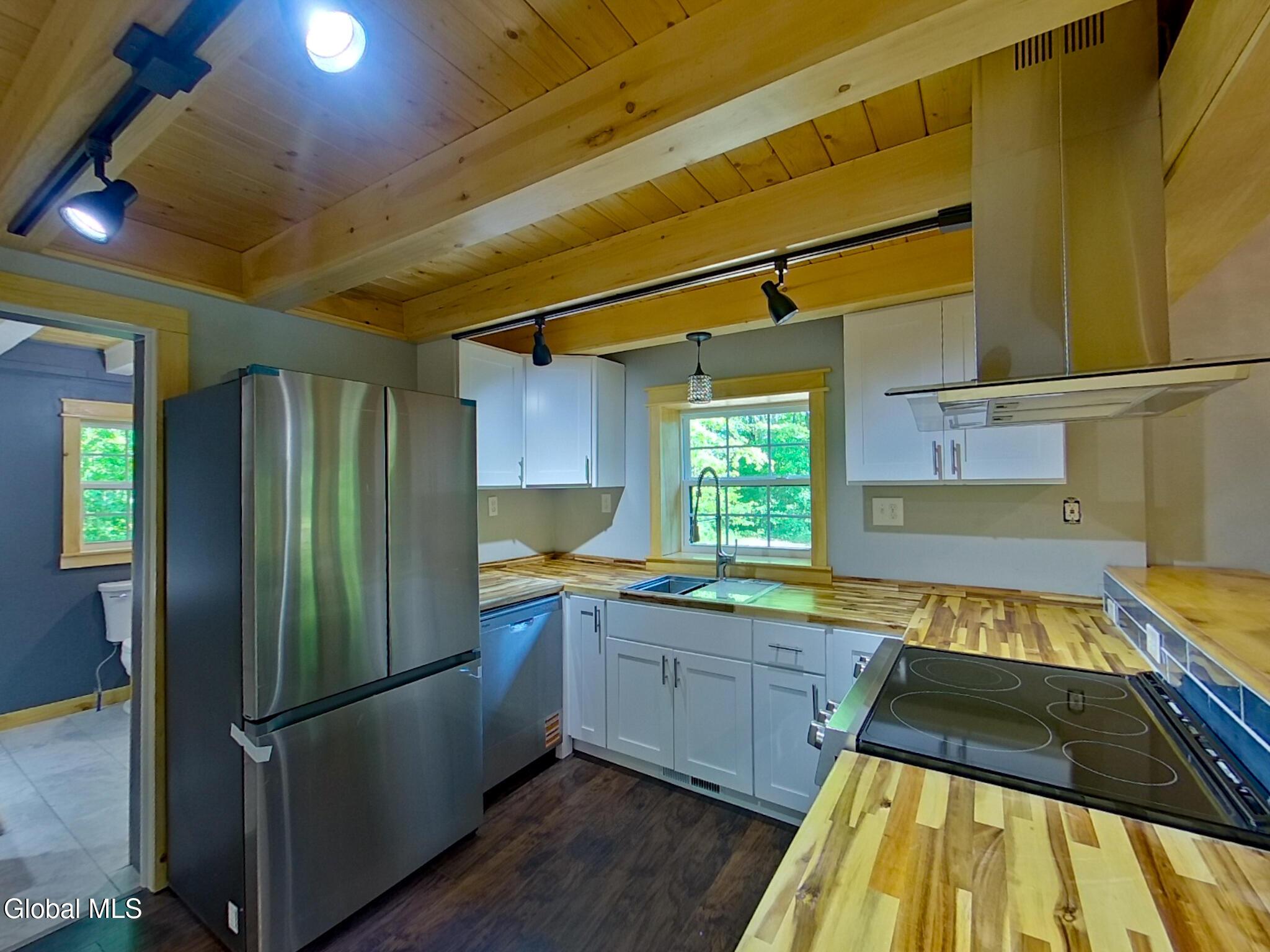 Image 3: Kitchen