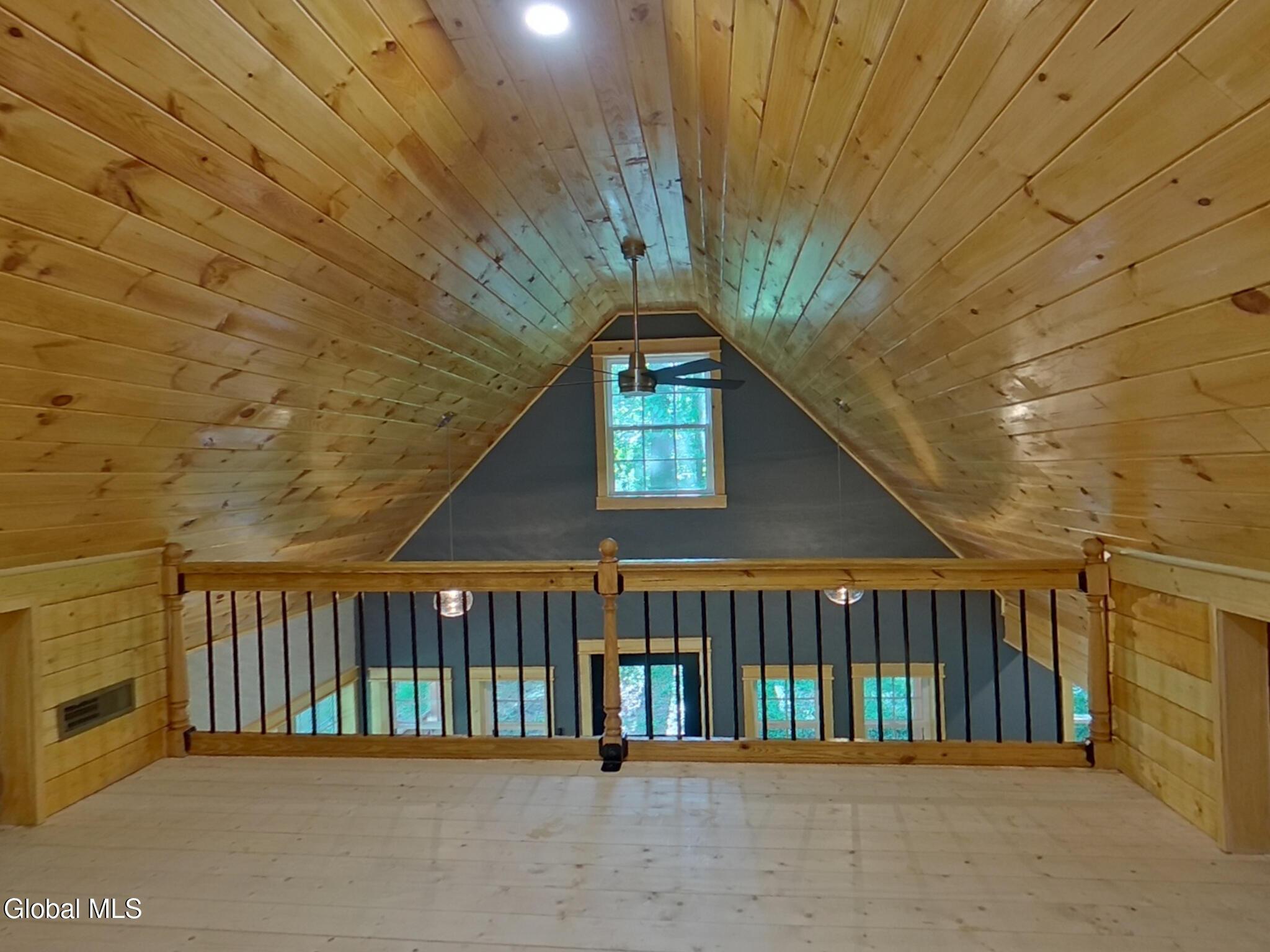 Image 4: Bedroom Loft