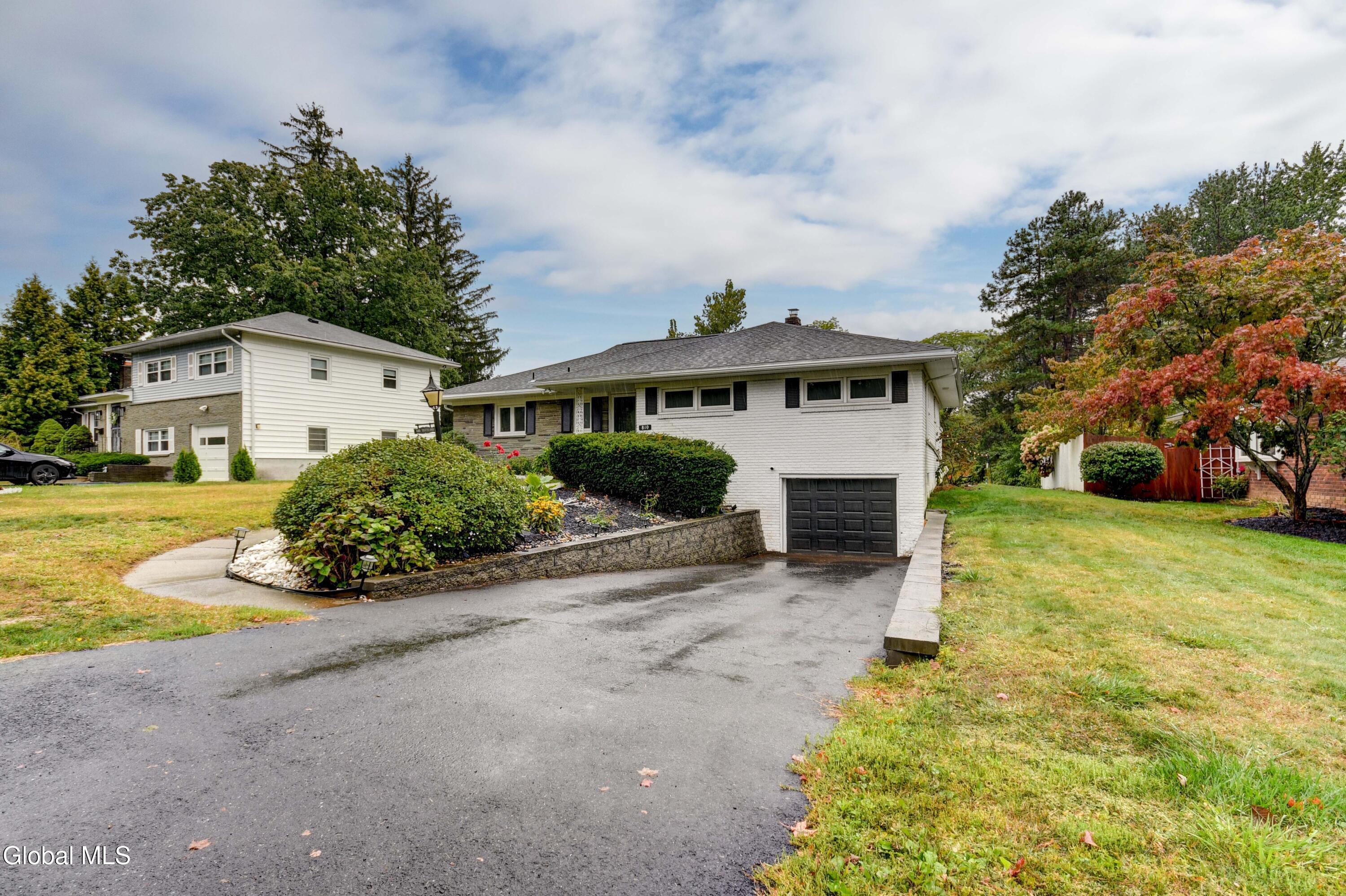Image 2: 810 Cortland St-40