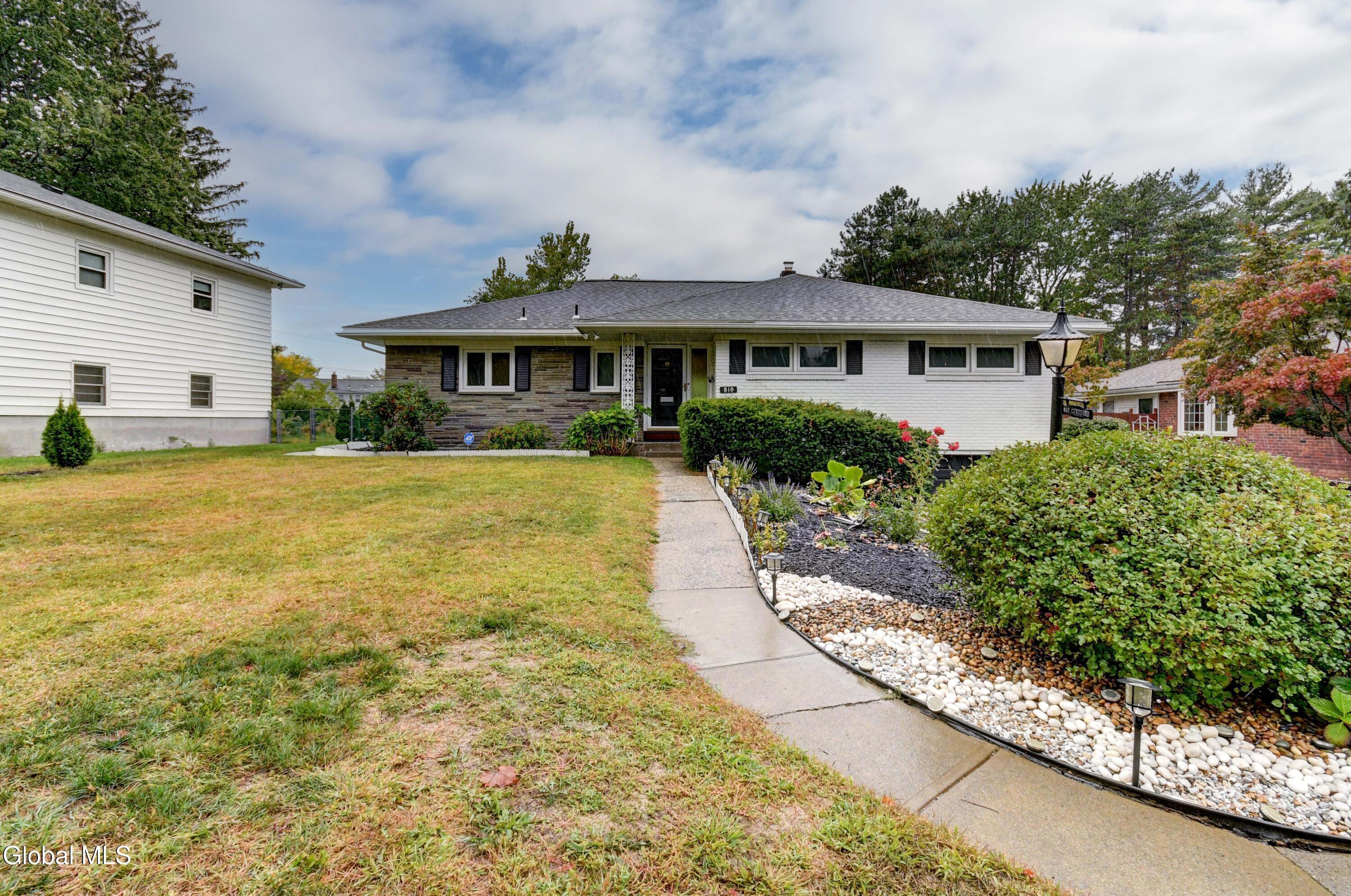 Image 3: 810 Cortland St-38