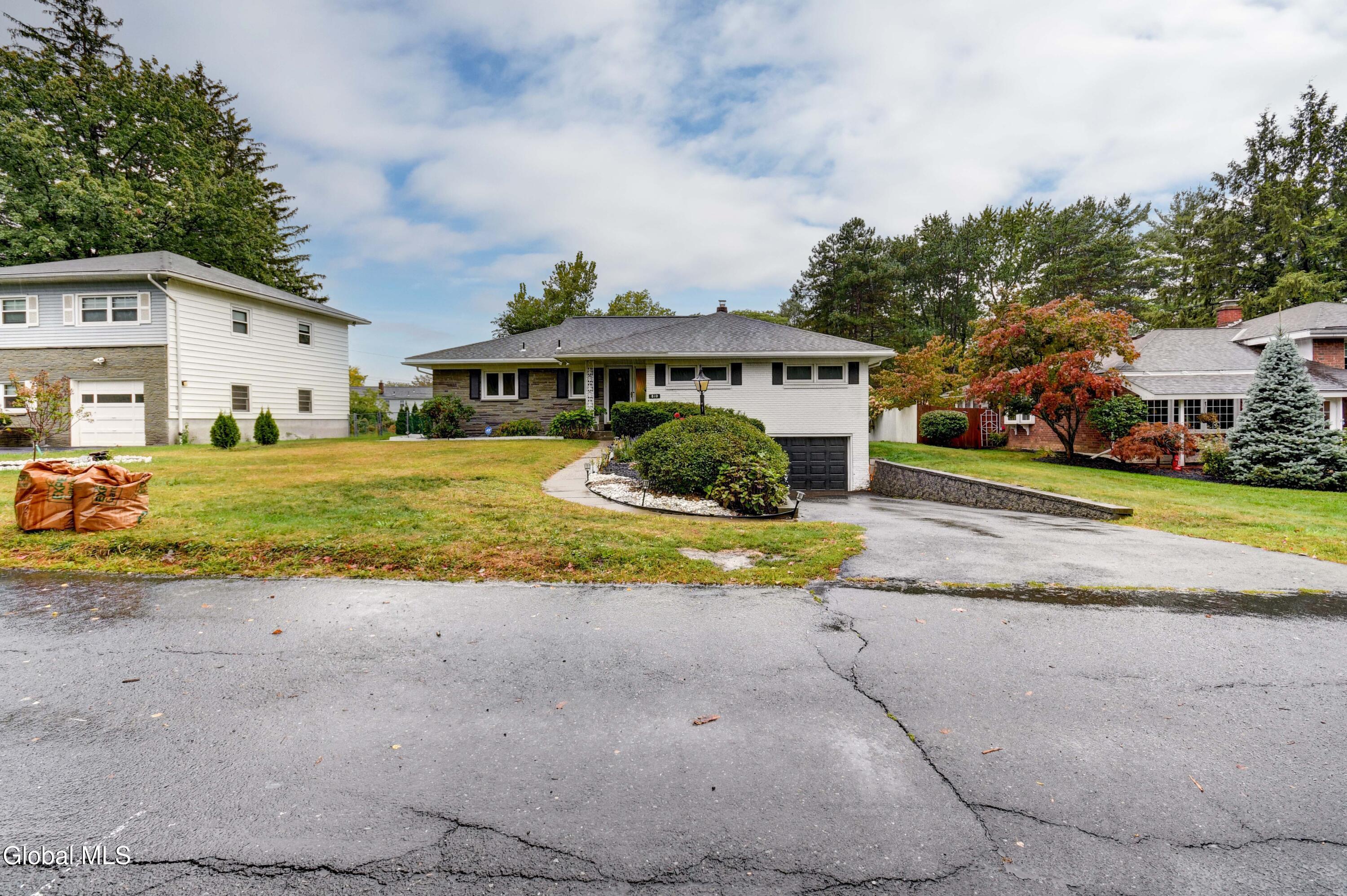 Image 4: 810 Cortland St-41