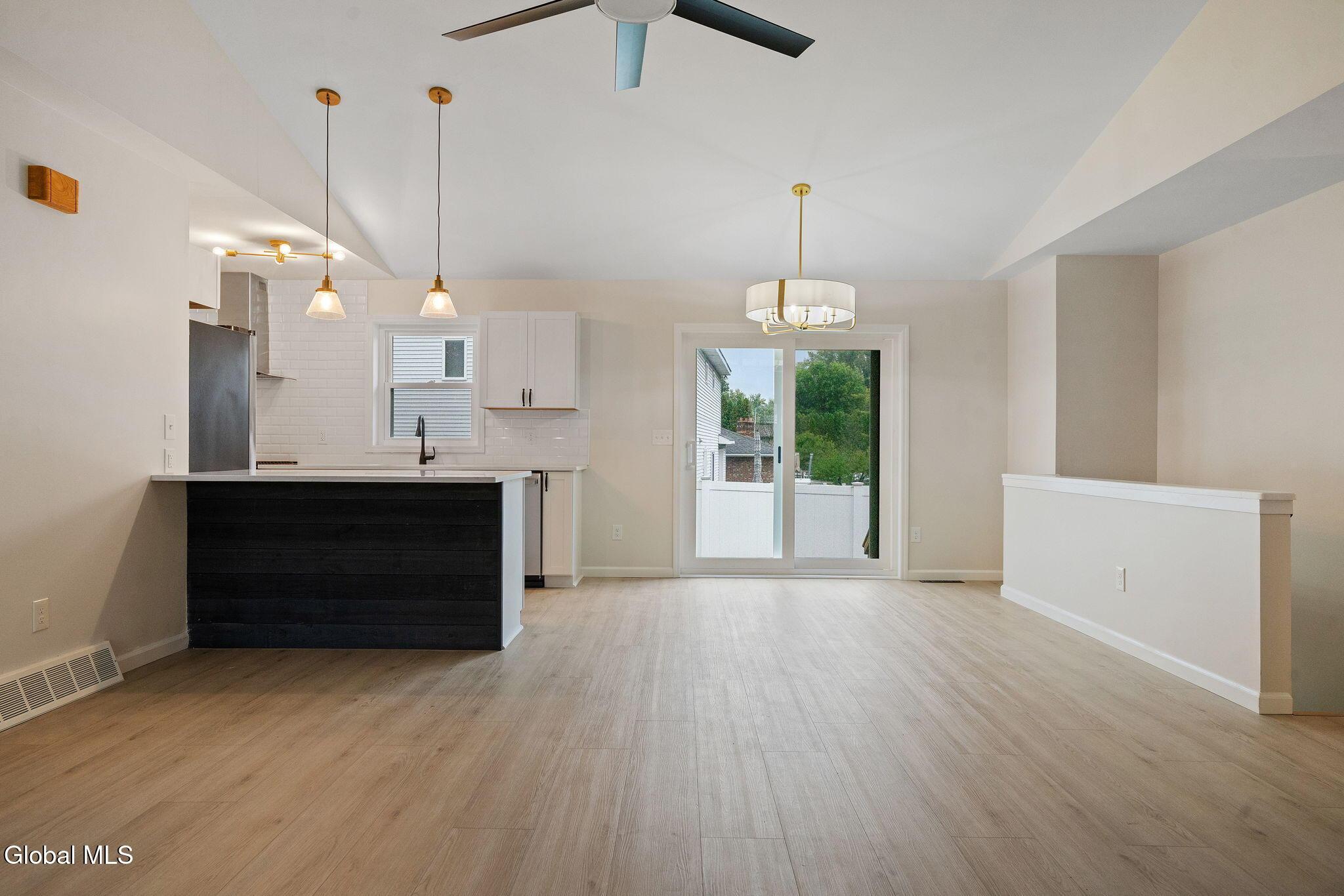 Image 4: 22-web-or-mls-16-aspen-cir