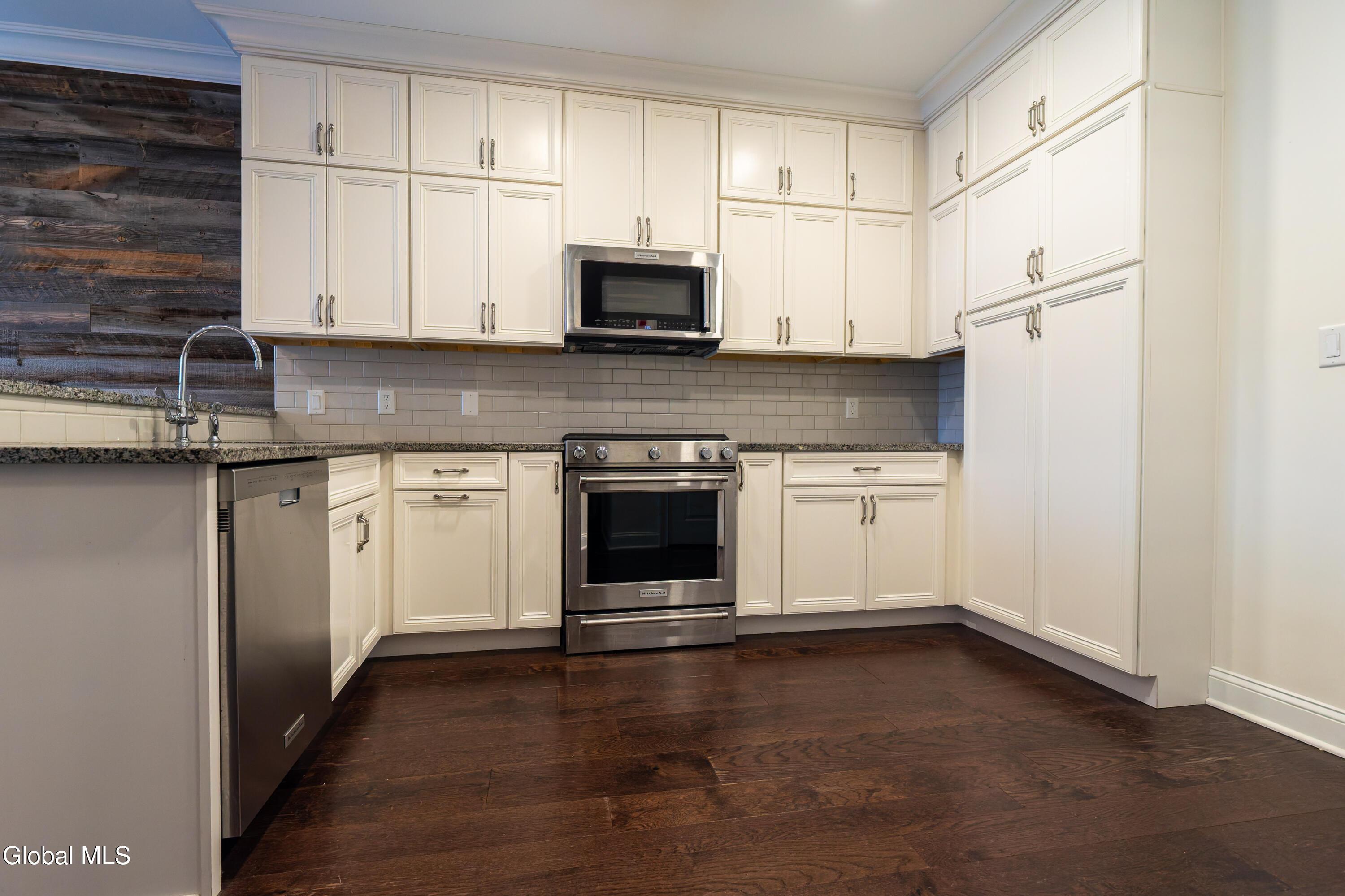 Image 4: 97 East Ave | Unit 201