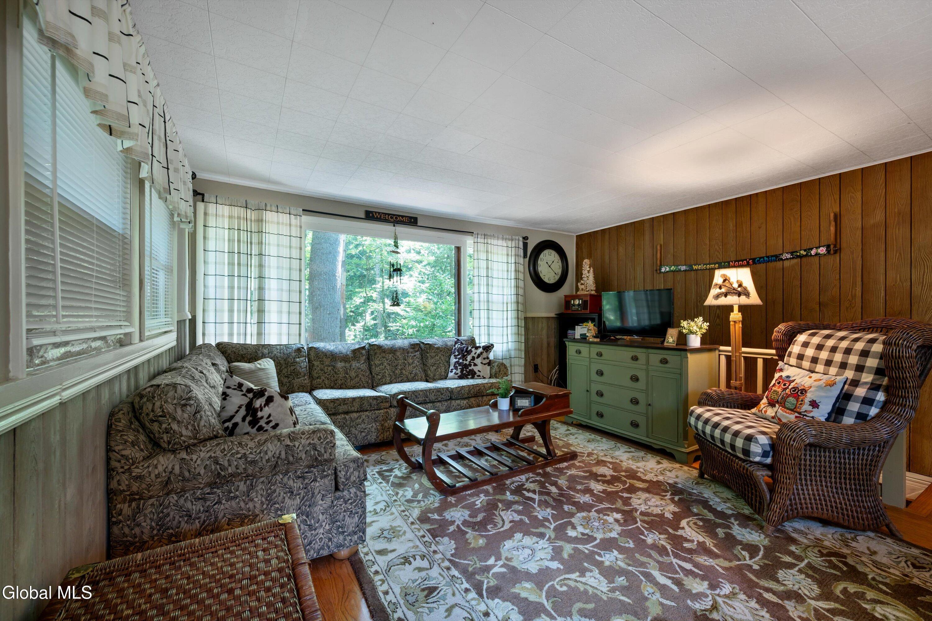 Image 4: Living Room