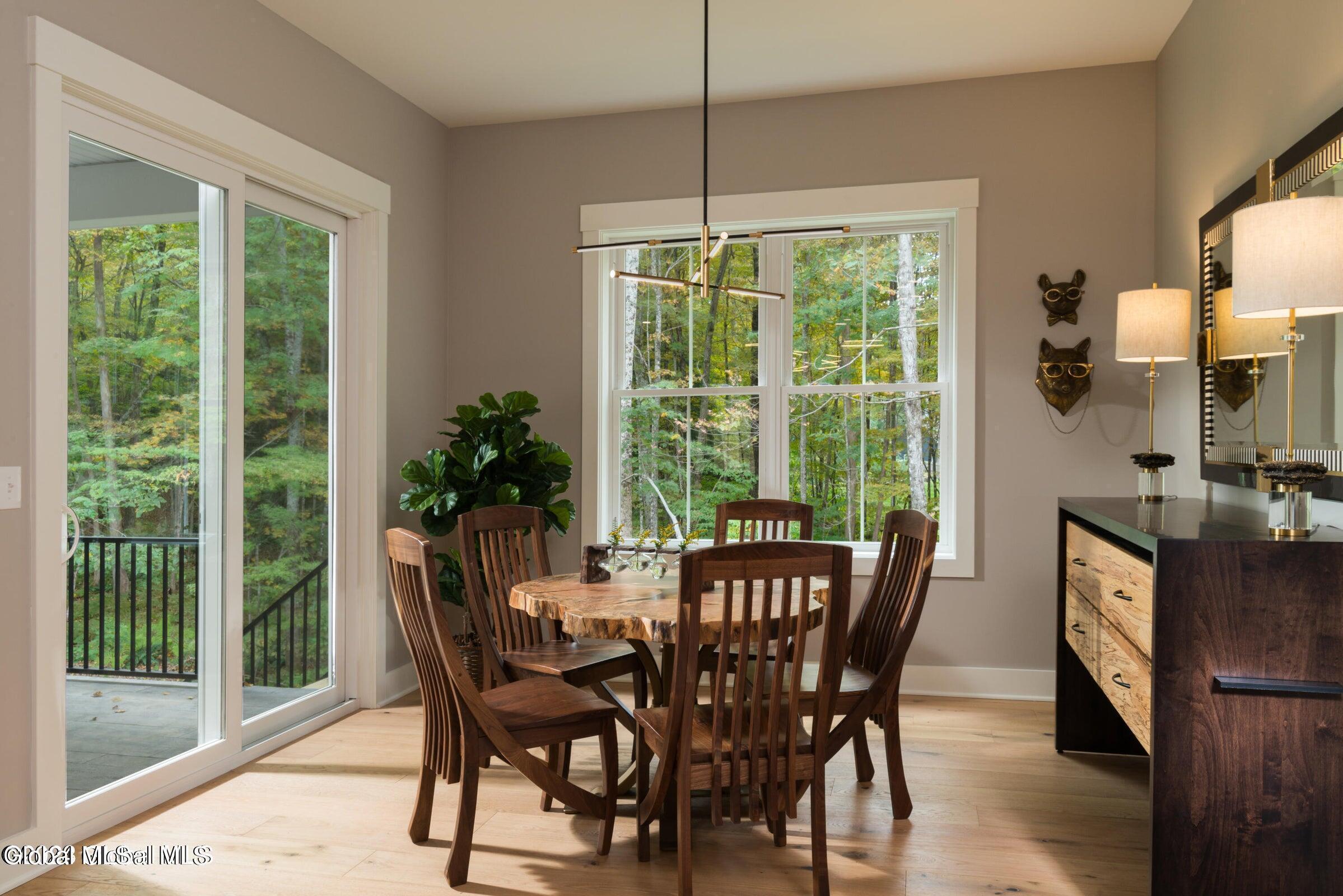 Image 4: dining area