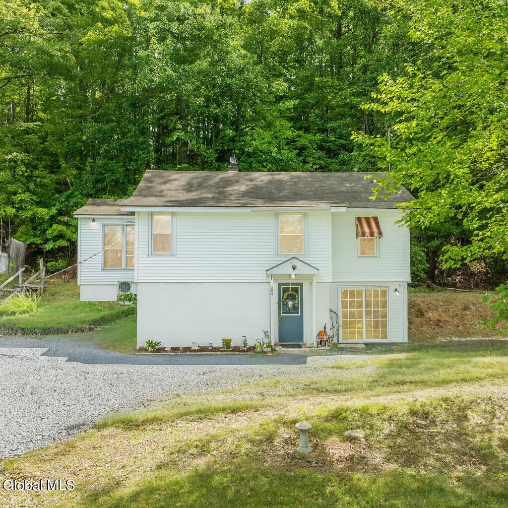 Image 1: Lake Front Cottage