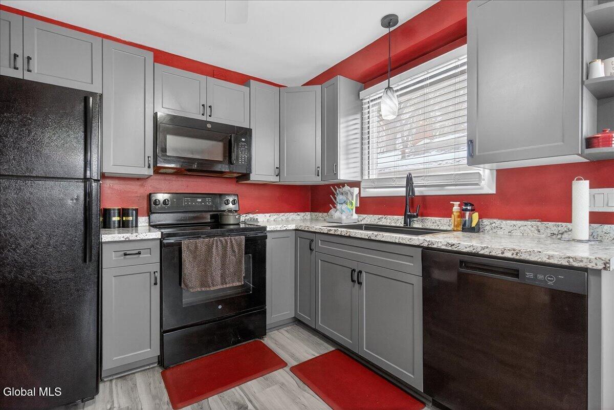 Image 4: 20-37 Hillcrest Ave-20