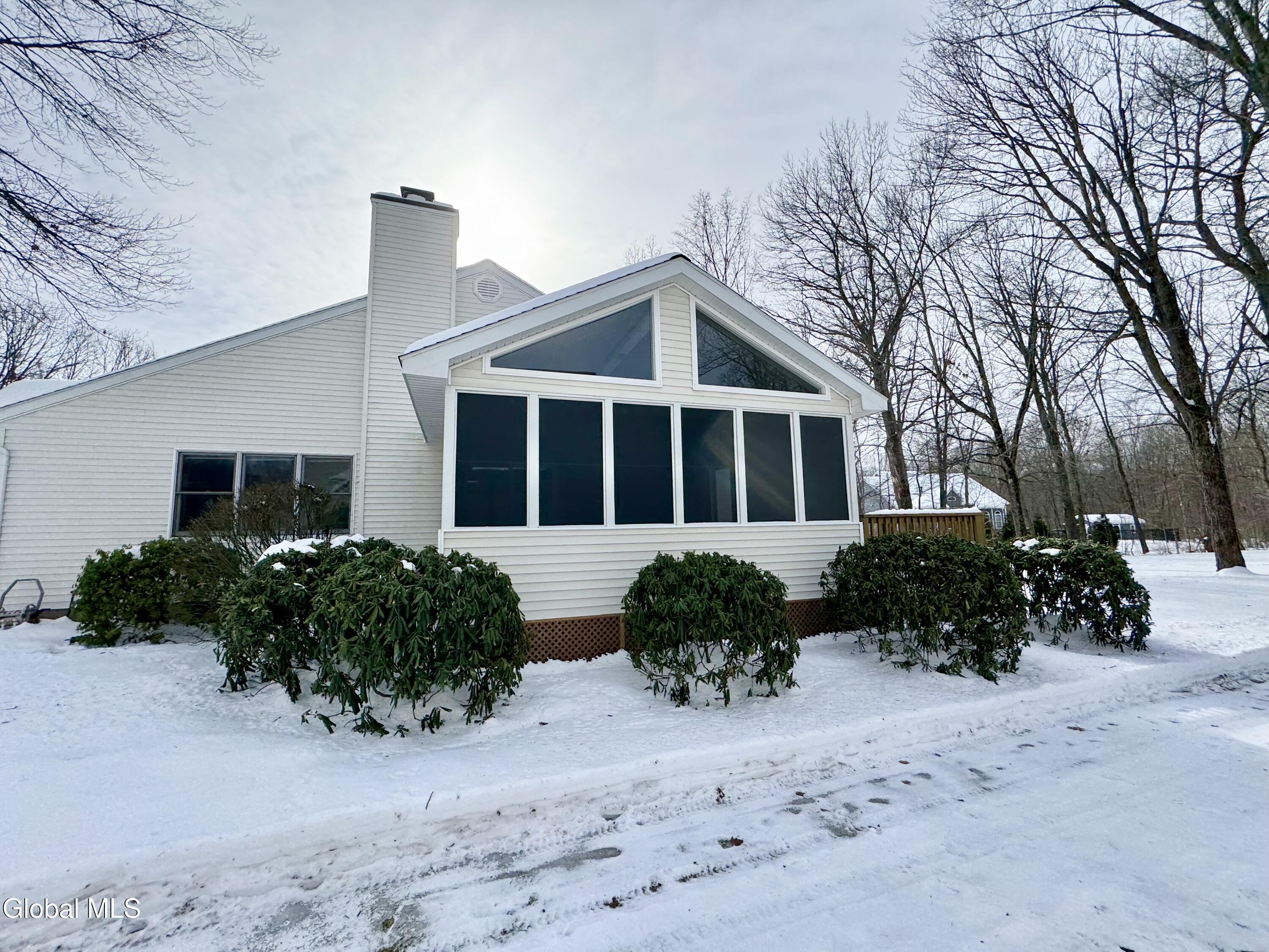 Image 4: Side View of Screened Room!