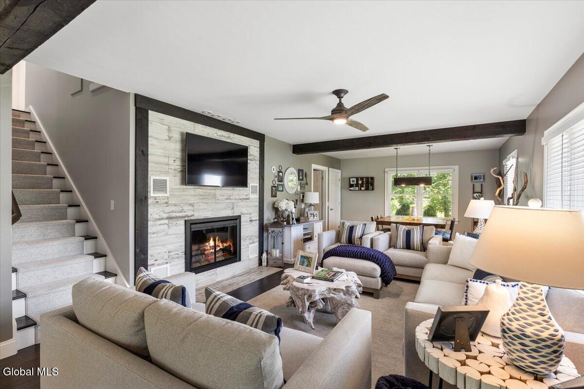 Image 4: Living Room