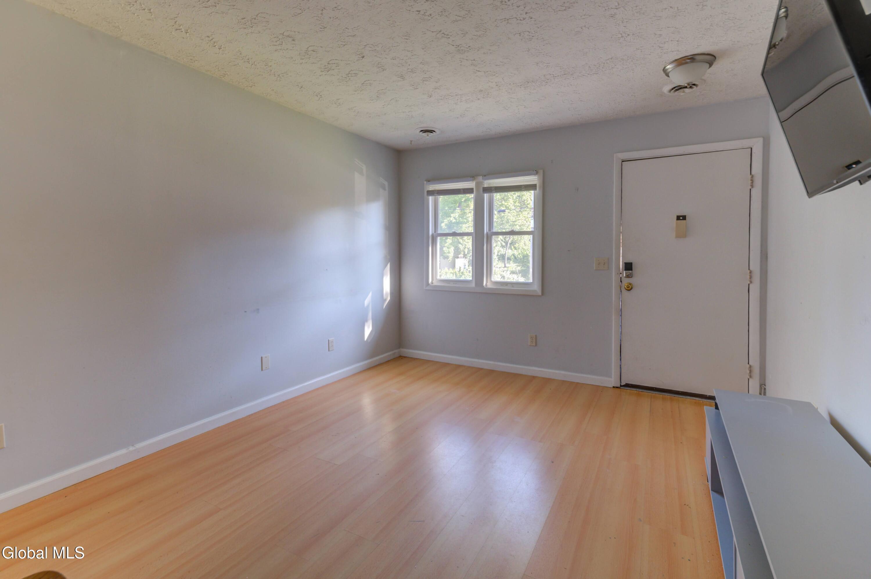 Image 3: 1-326J Cortland St