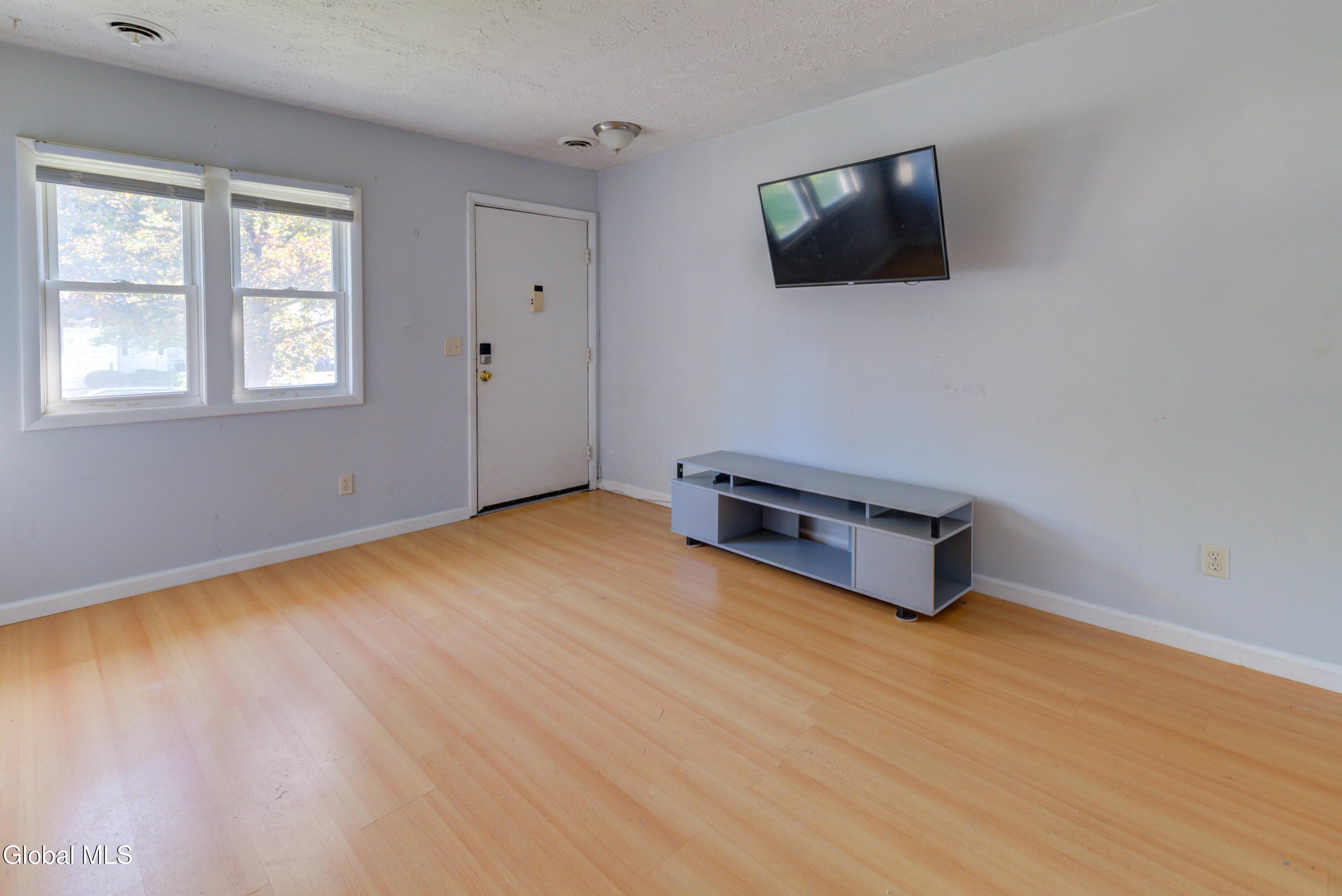 Image 4: 2-326J Cortland St