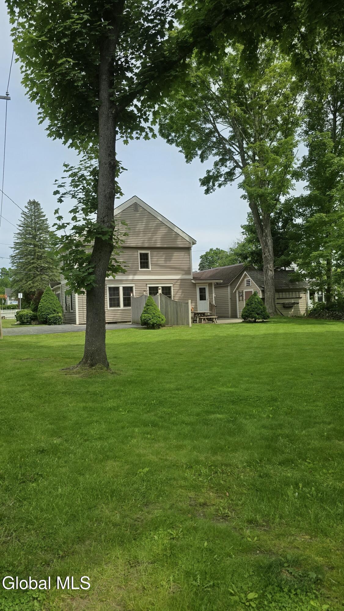 Image 4: Huge side lawn