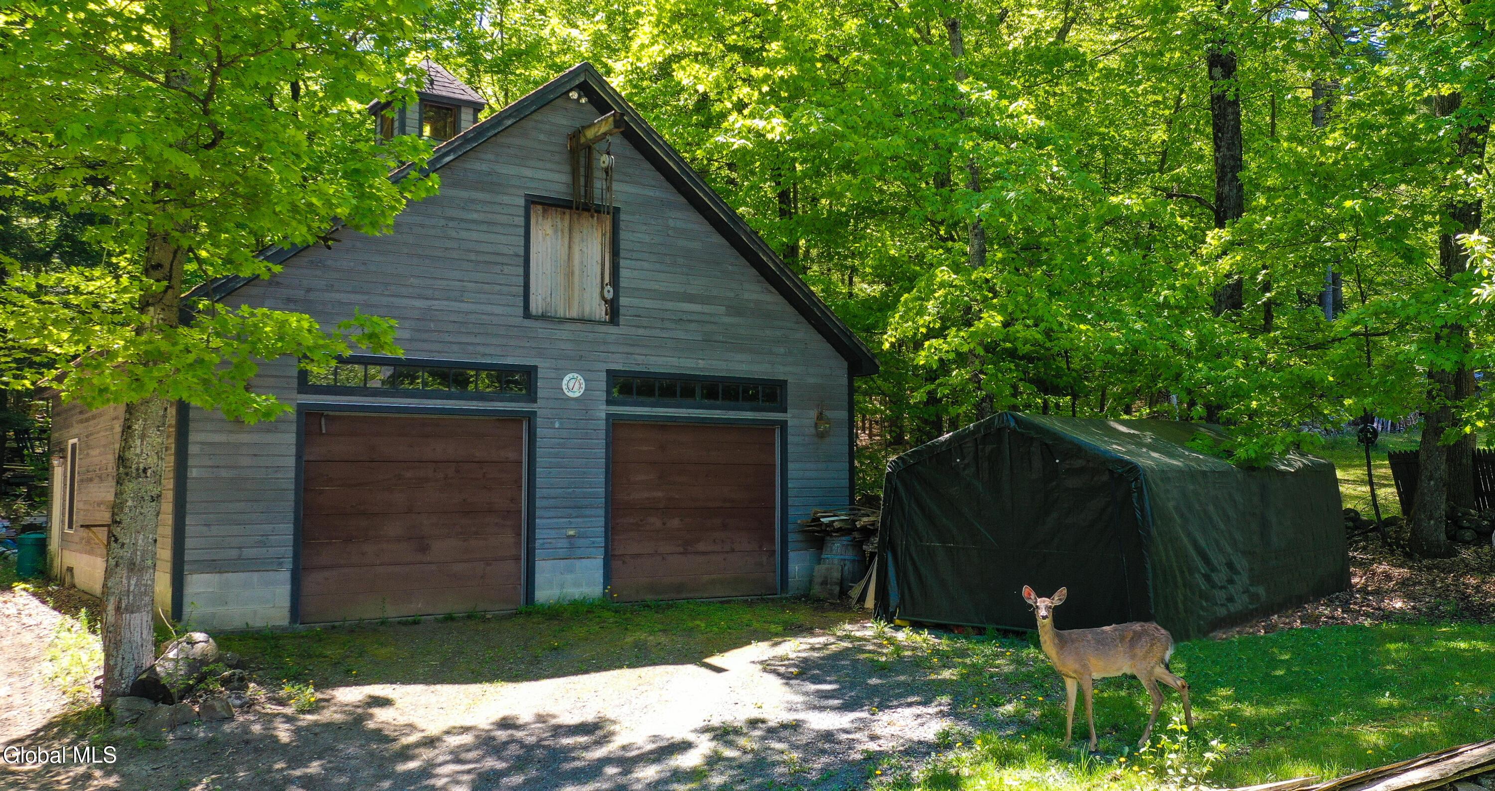 Image 4: garage