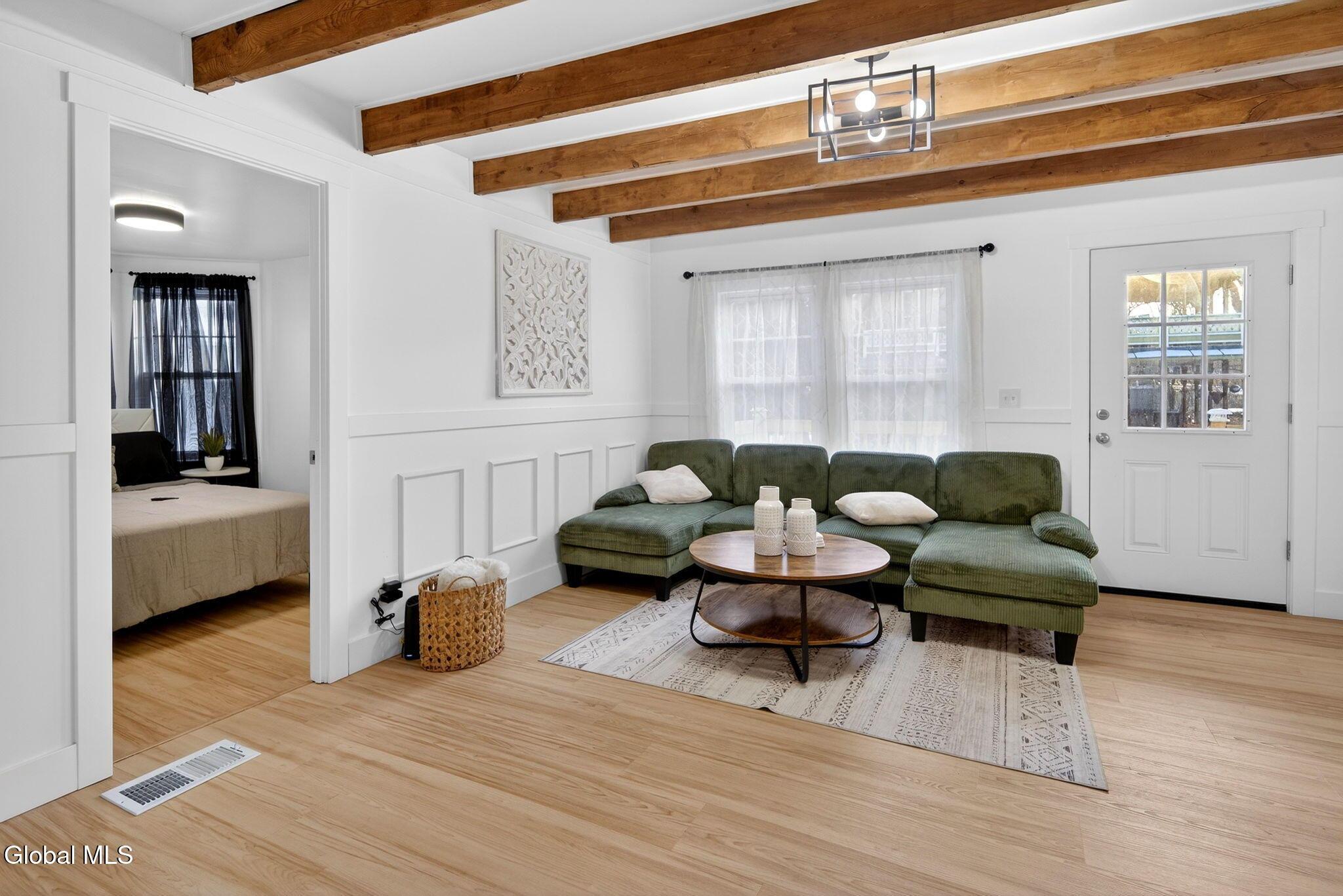 Image 4: 4-web-or-mls-DSC07001