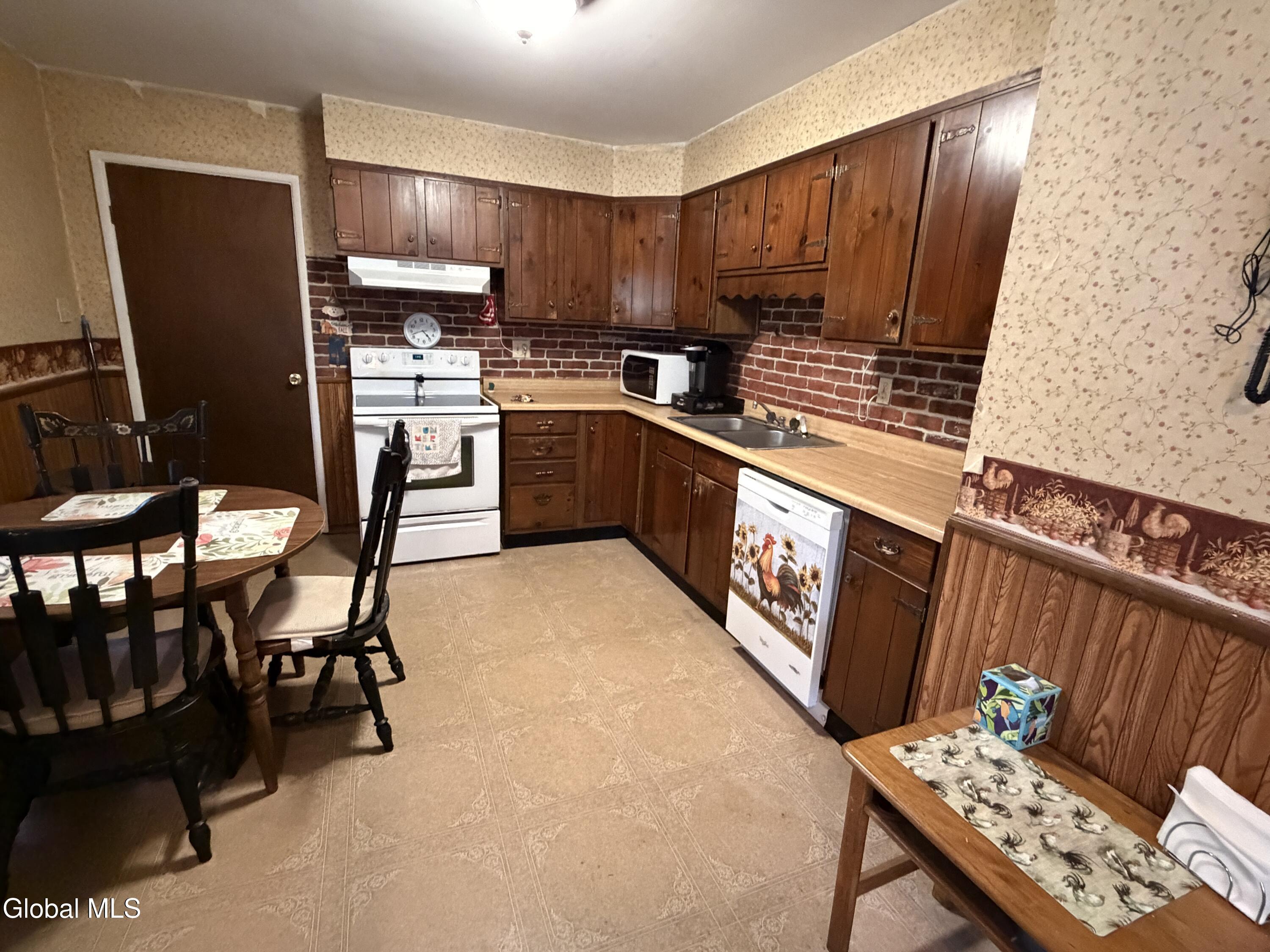 Image 3: kitchen