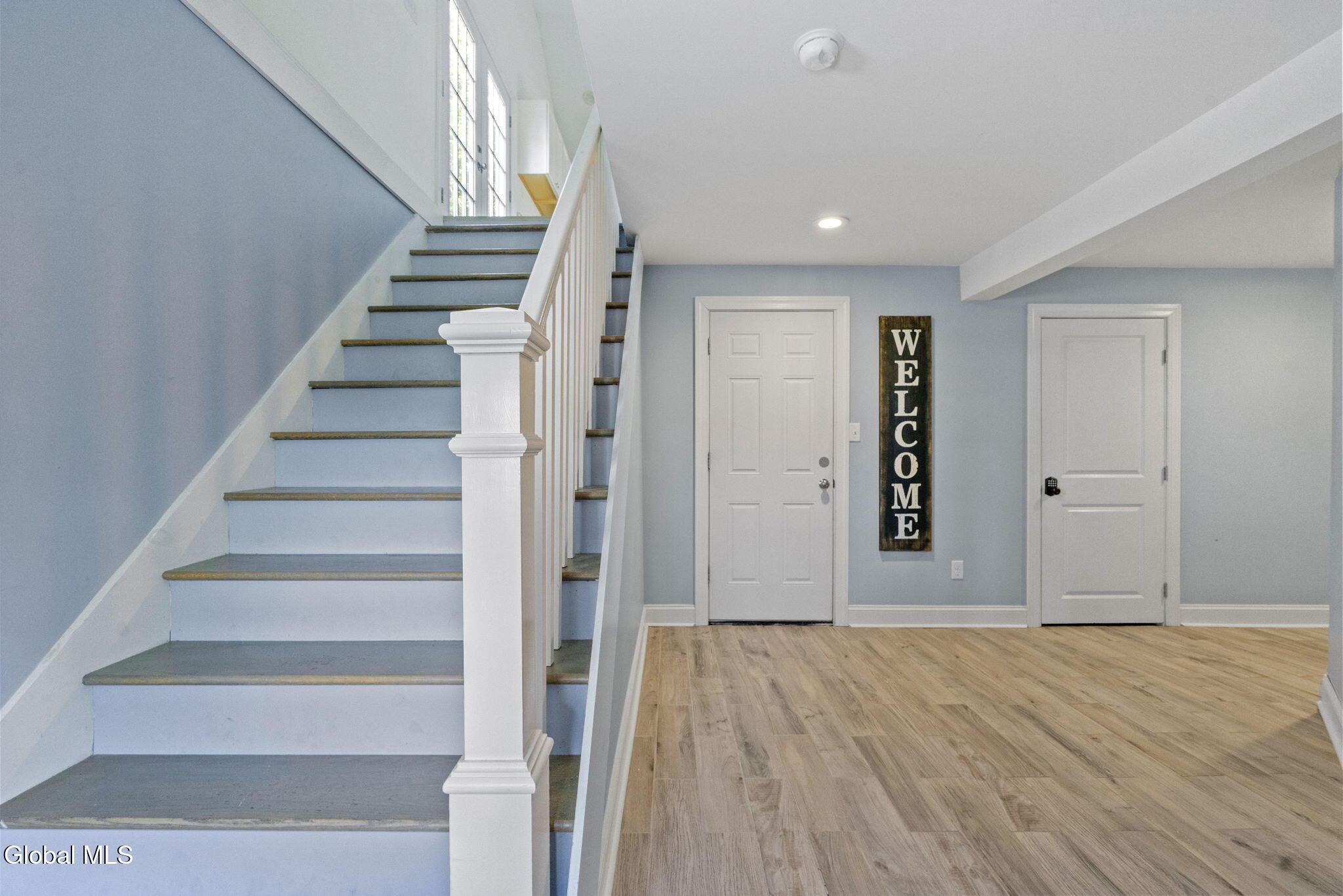 Image 4: 4-web-or-mls-1226-ny-9p