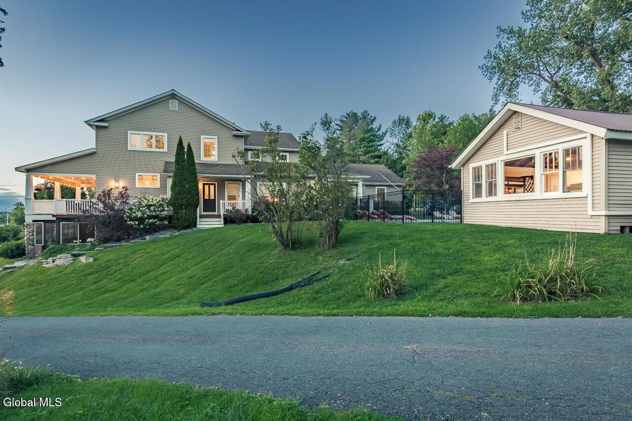 Image 2: 2-Leeward-Ln-Saratoga-Springs-21