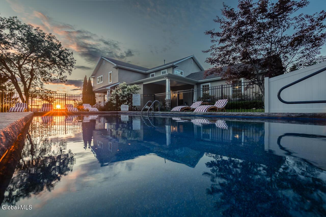 Image 2: 2-Leeward-Ln-Saratoga-Springs-15