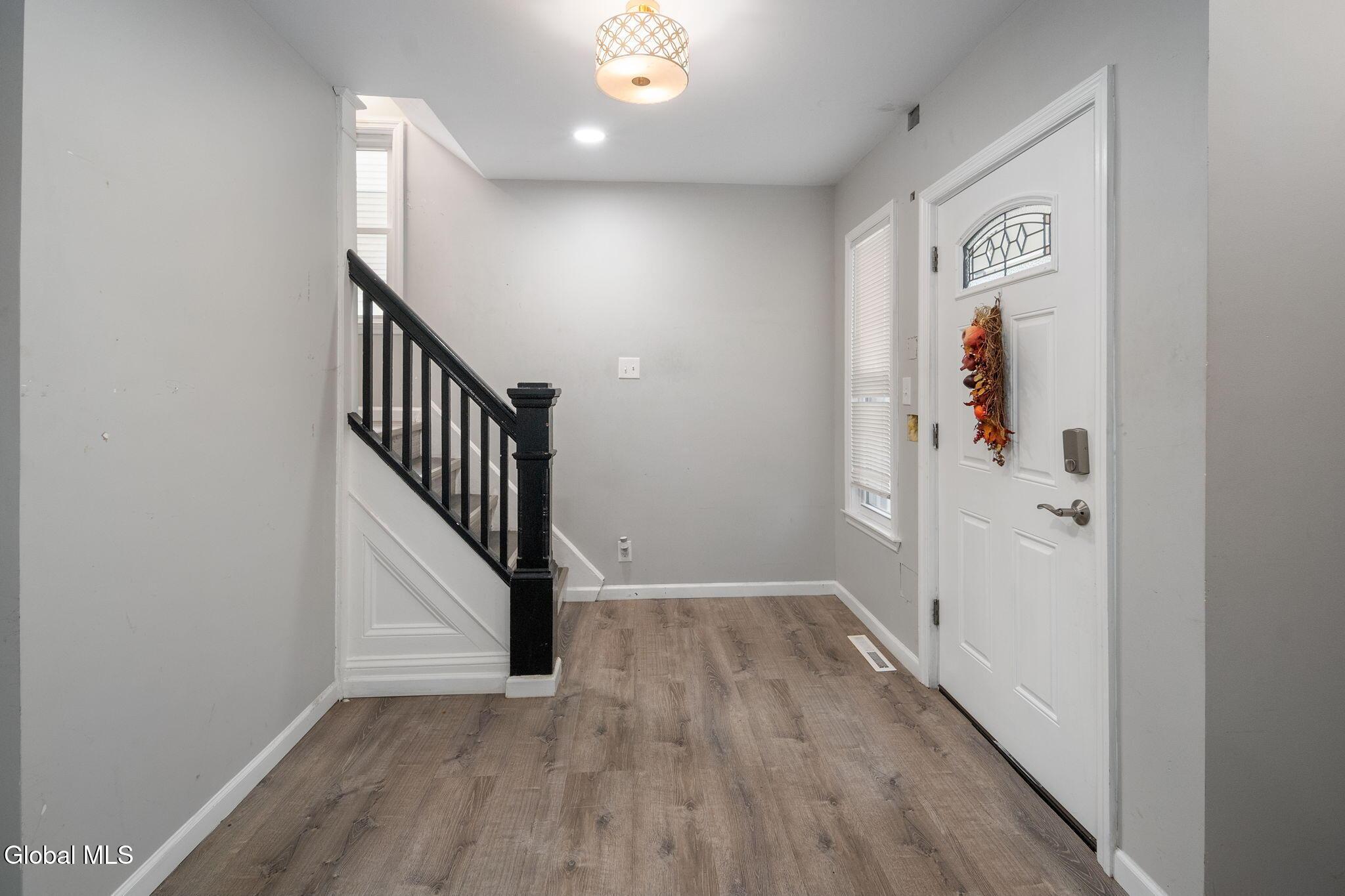 Image 2: 1-82HaighAve_01