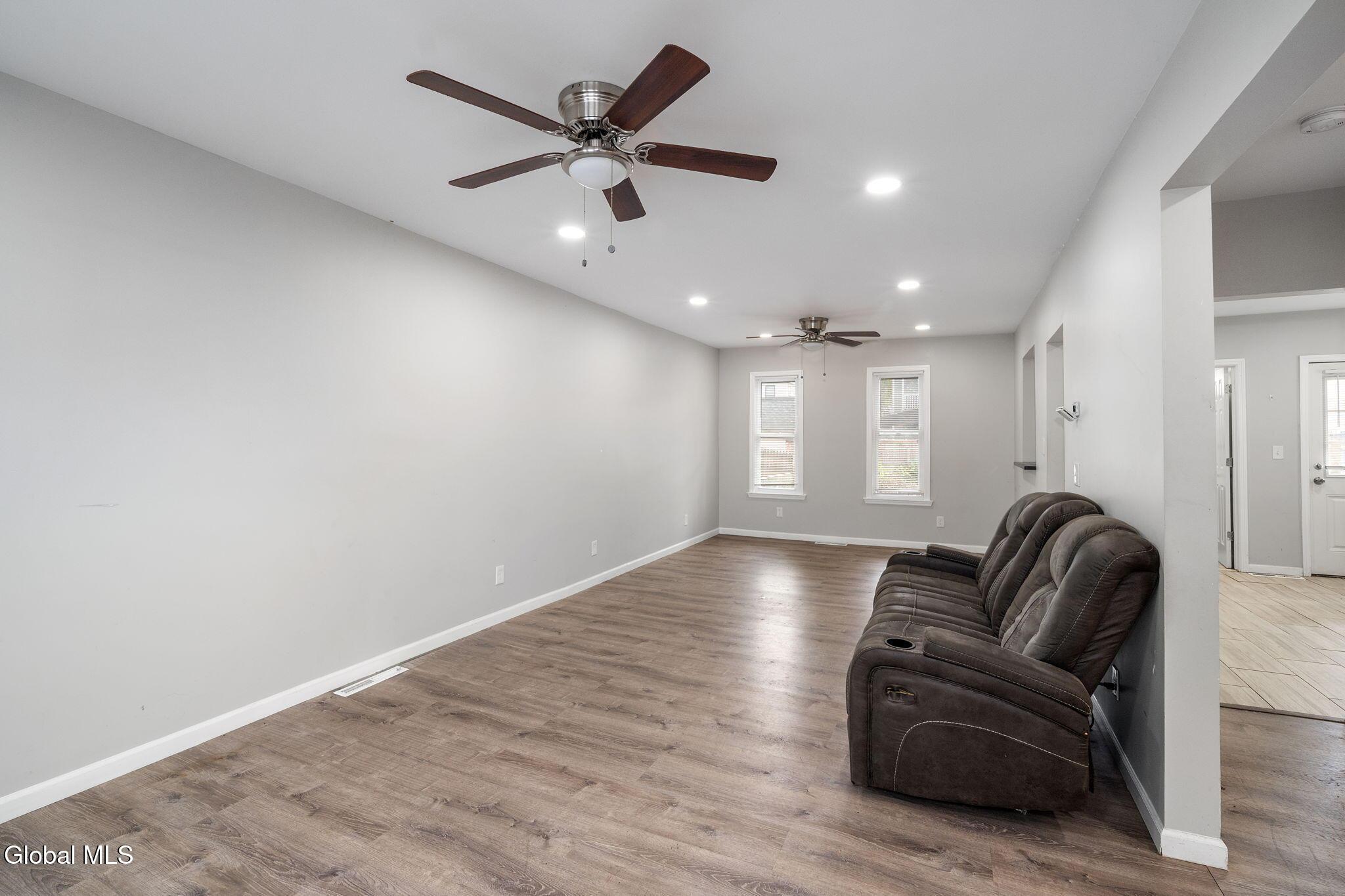 Image 3: 2-82HaighAve_02