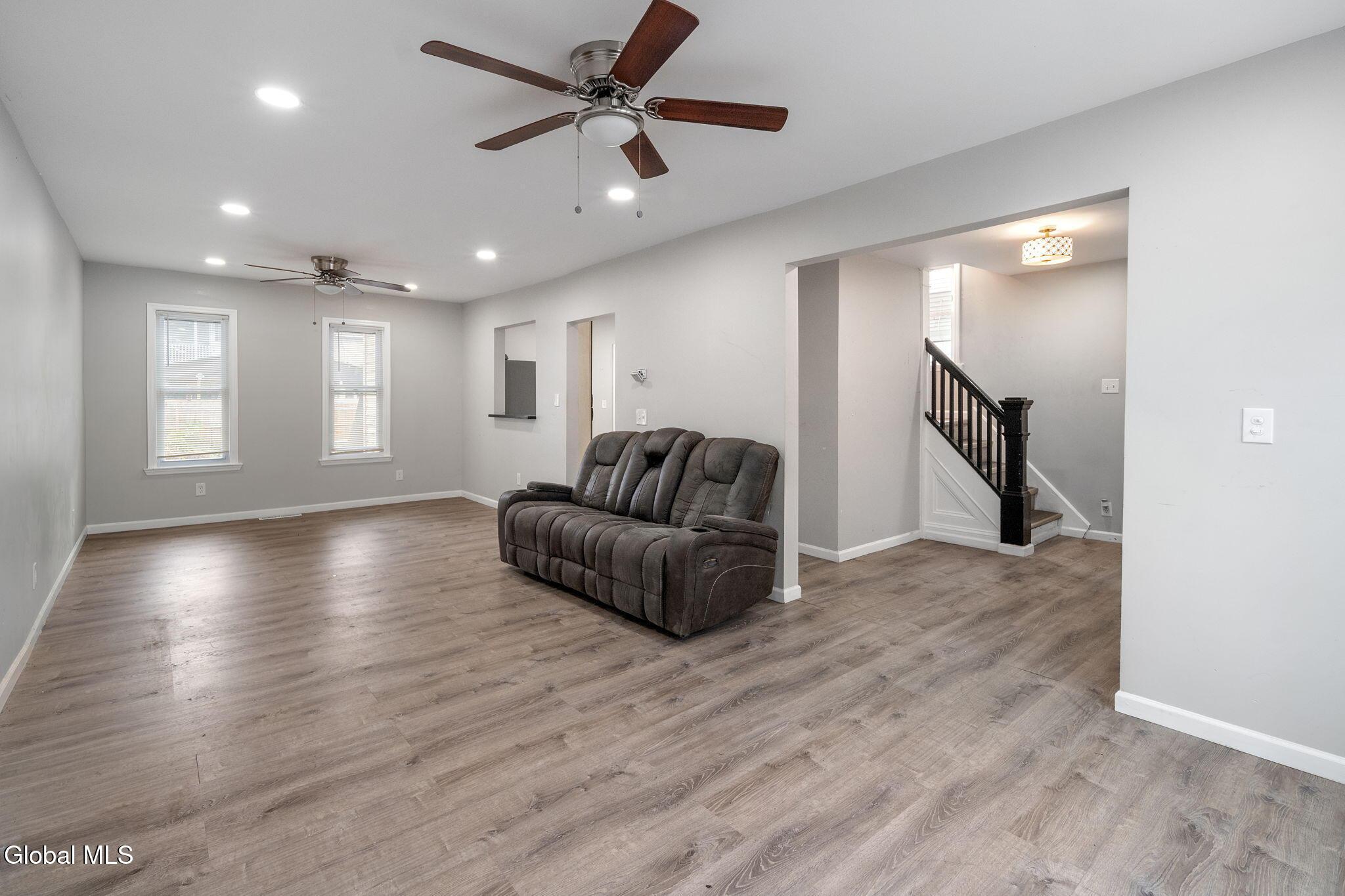 Image 4: 3-82HaighAve_03