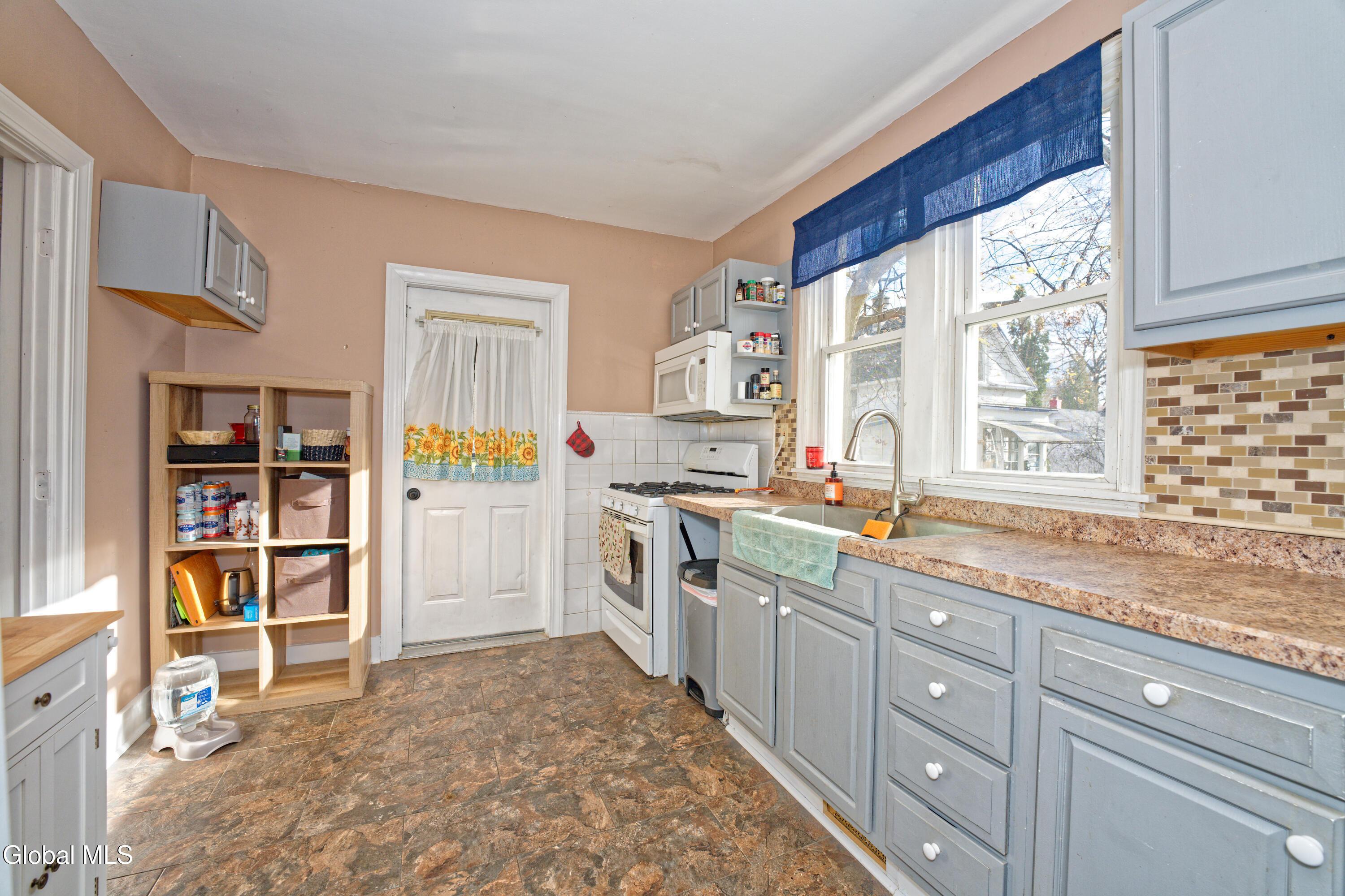 Image 4: 4 Kitchen 1