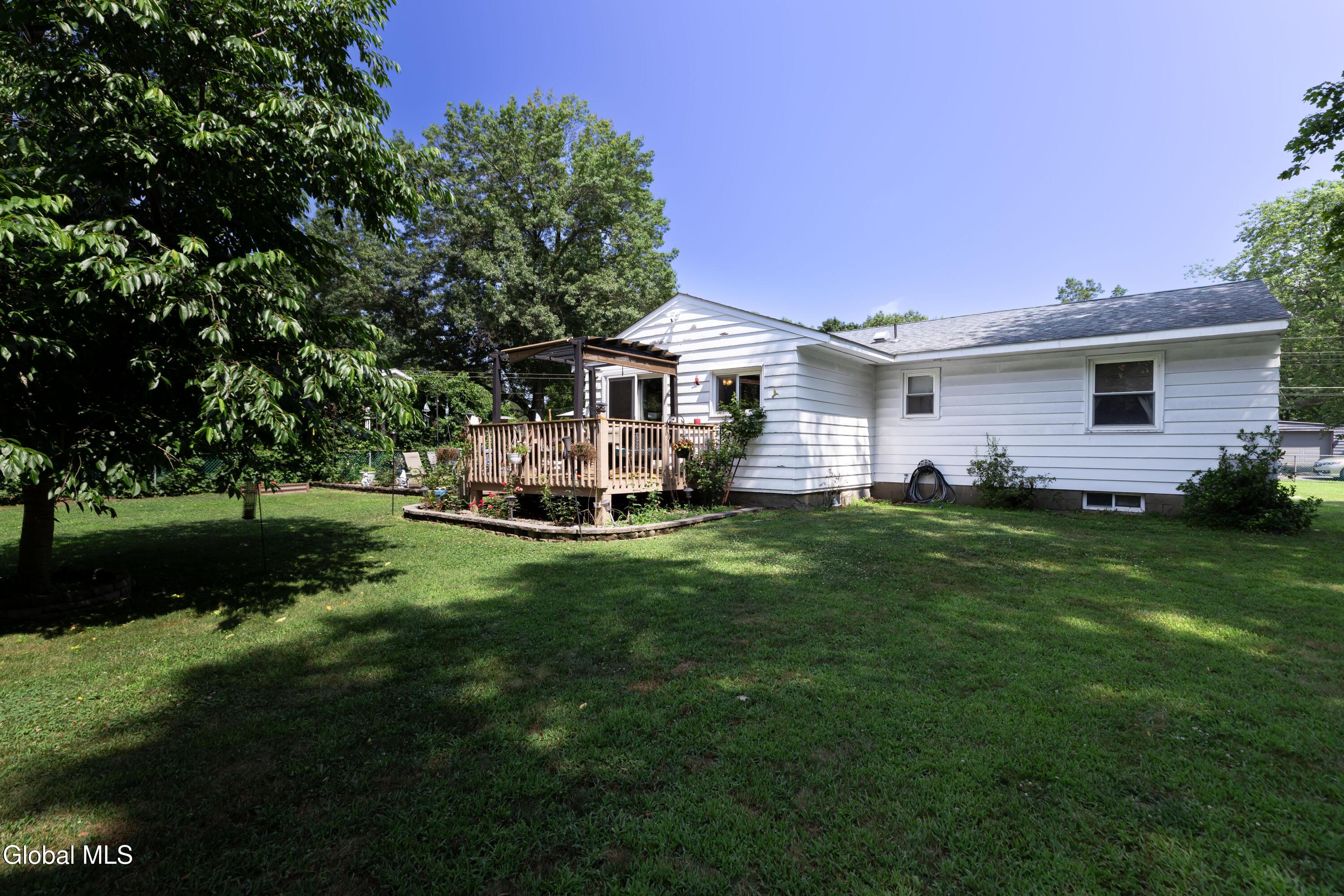 Image 3: 25-0715 16 Stonewood Dr - Cioffi (35)