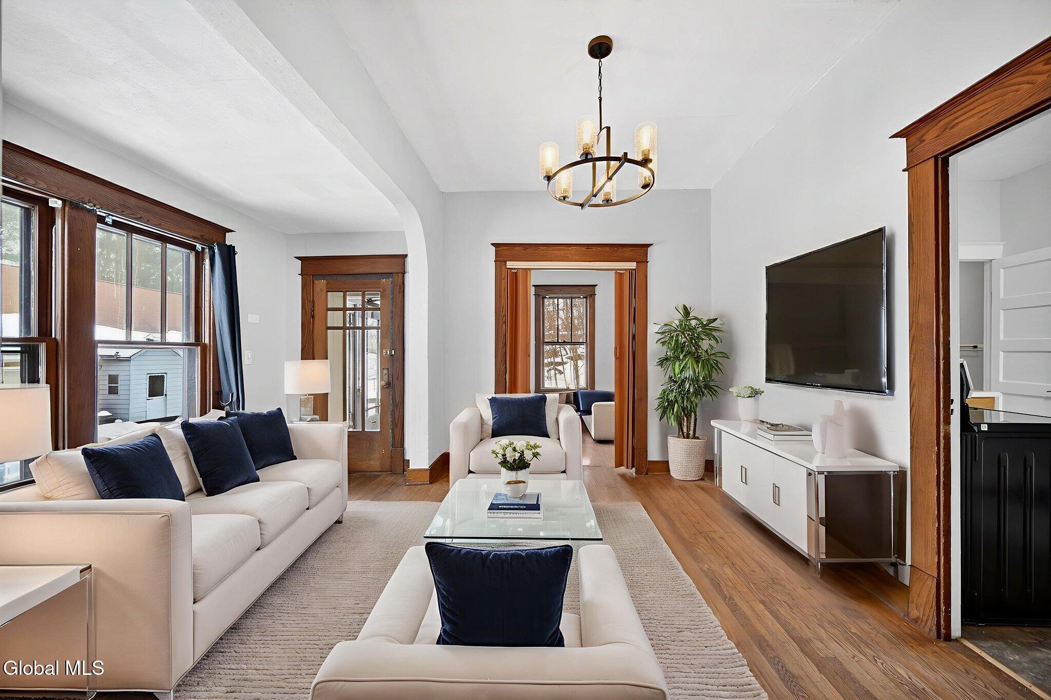 Image 3: 7-web-or-mls-005_DSC01548 virtually stag