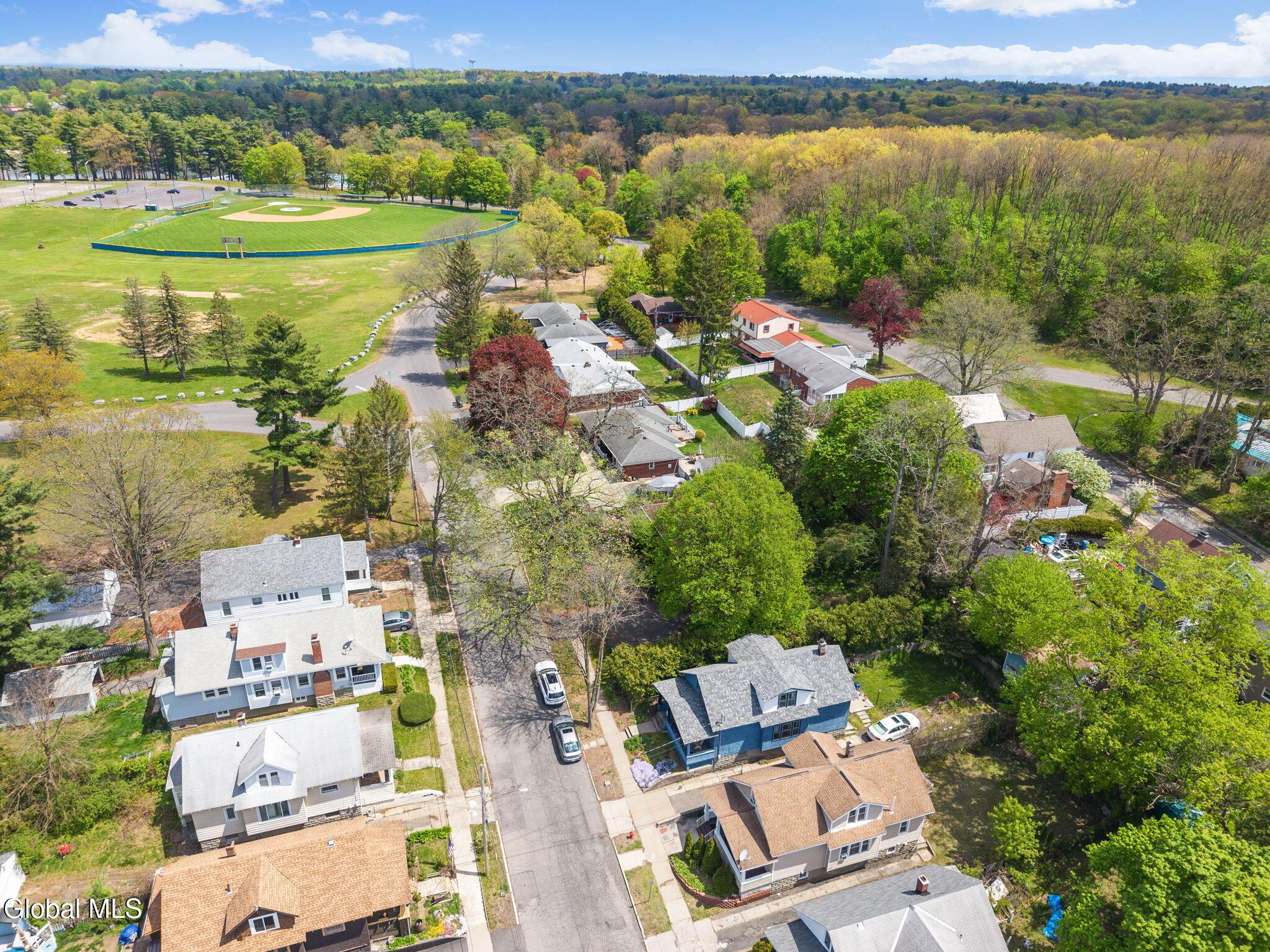 Image 2: 2-122SnowdenAve_42