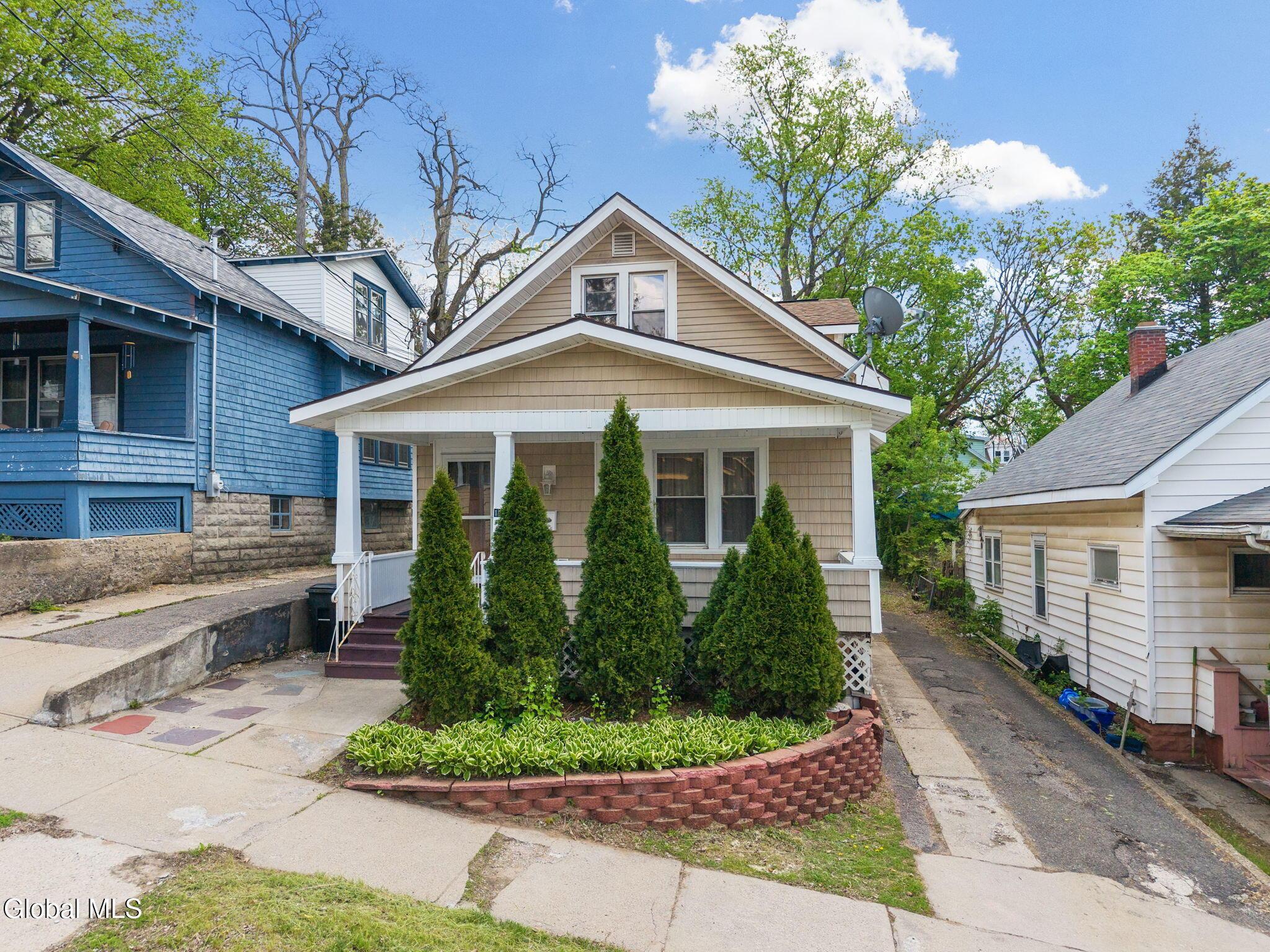 Image 3: 3-122SnowdenAve_04