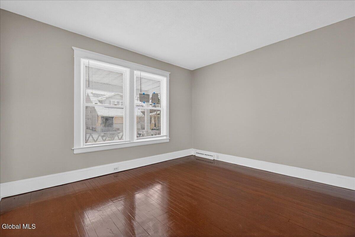 Image 3: 03-35 James St-3