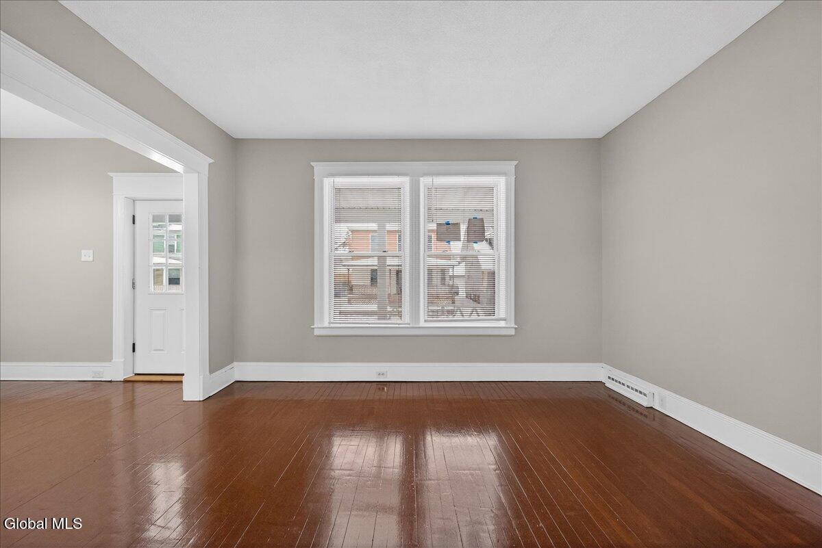 Image 4: 04-35 James St-4