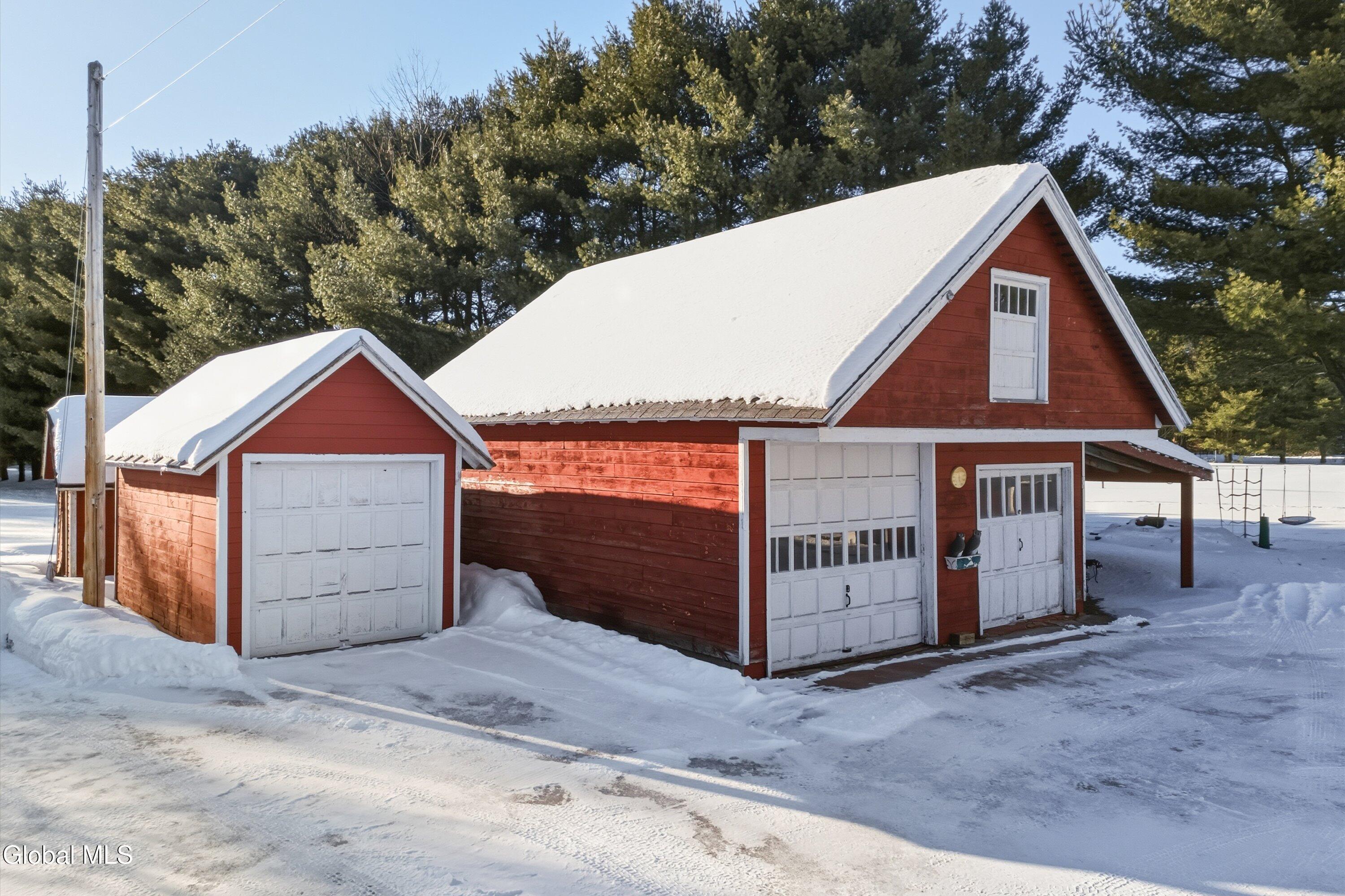 Image 3: 04-122 Houseman St-4