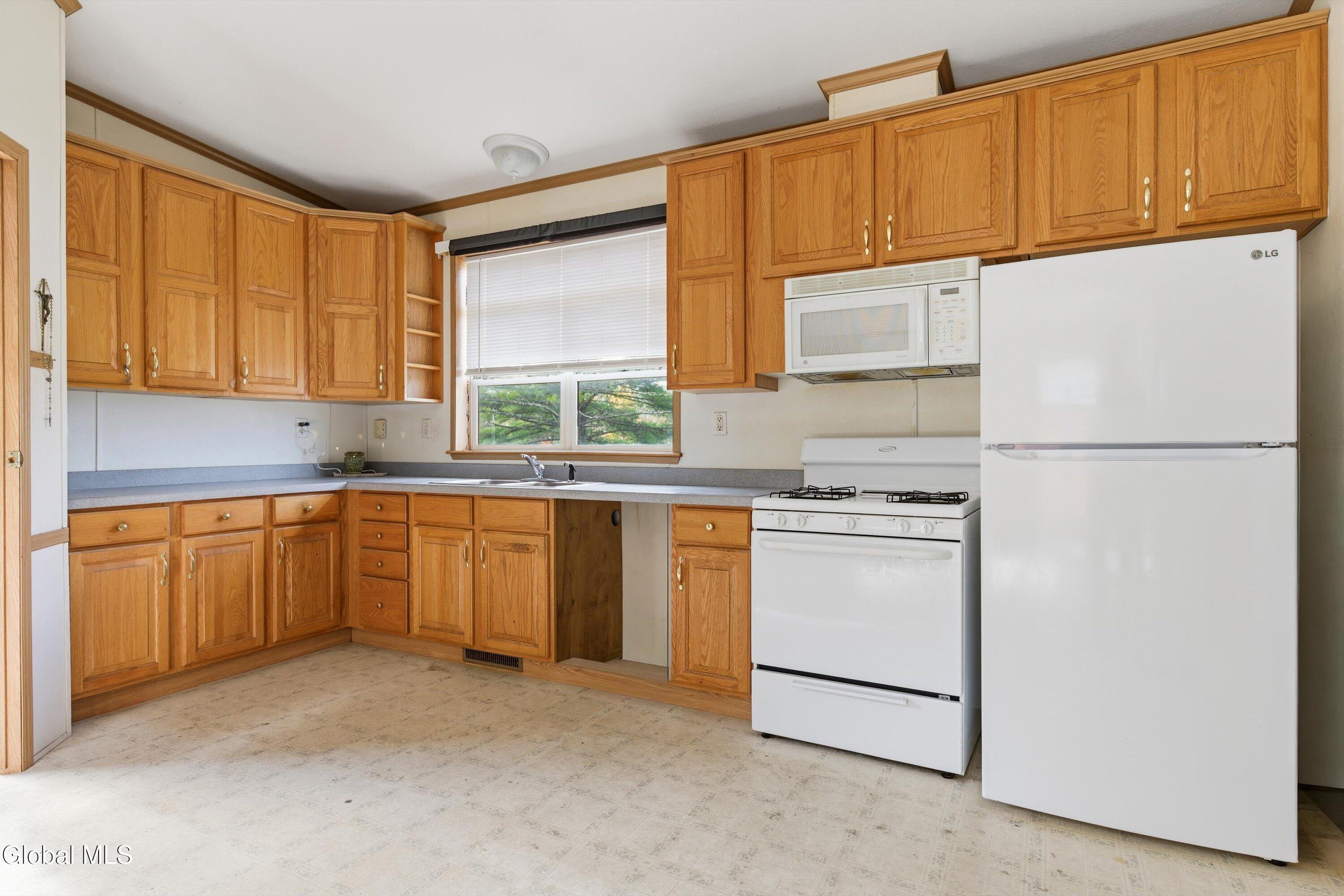 Image 3: Kitchen