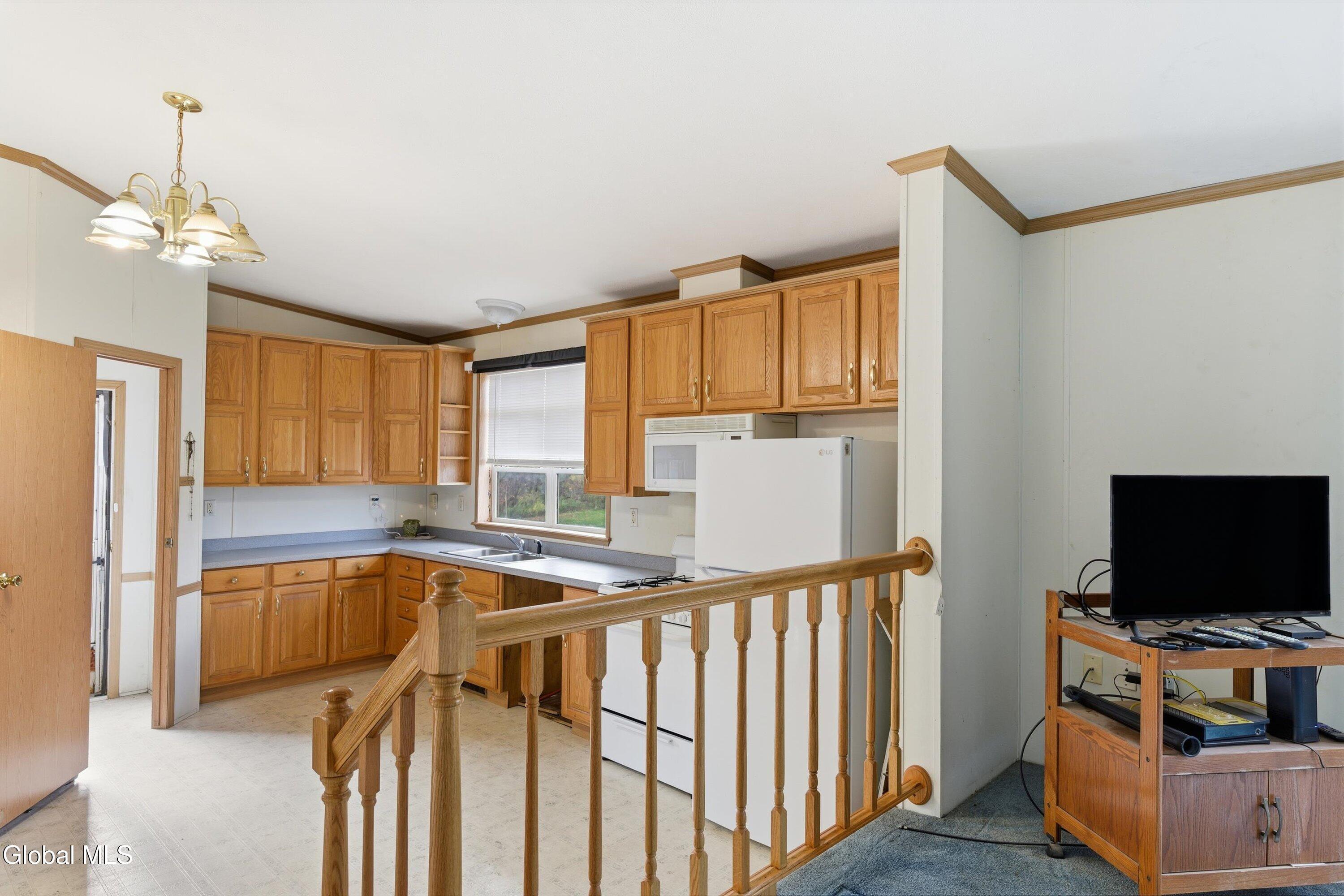 Image 4: Kitchen - Living Room