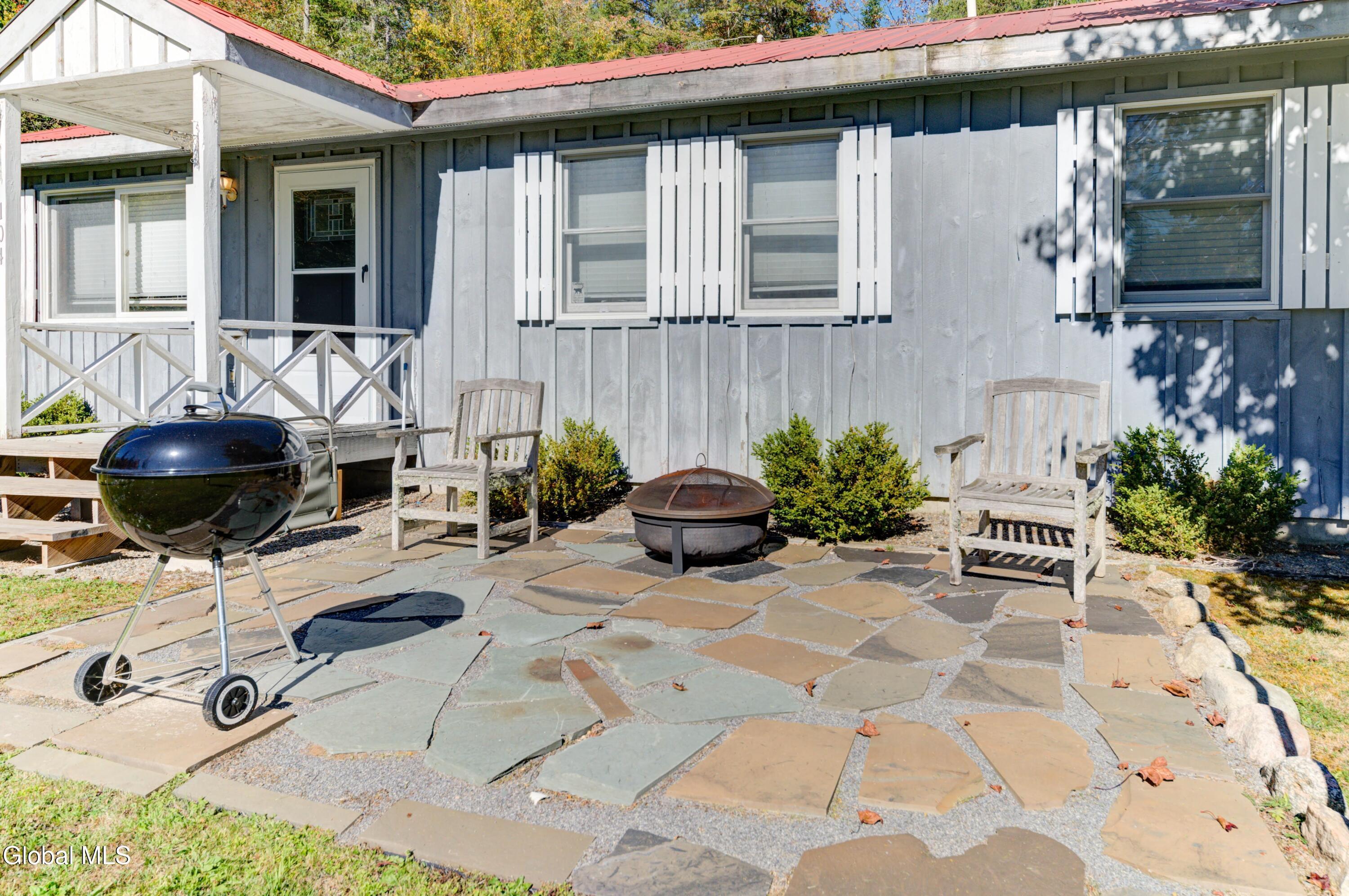 Image 3: 104 Marion Ave-4