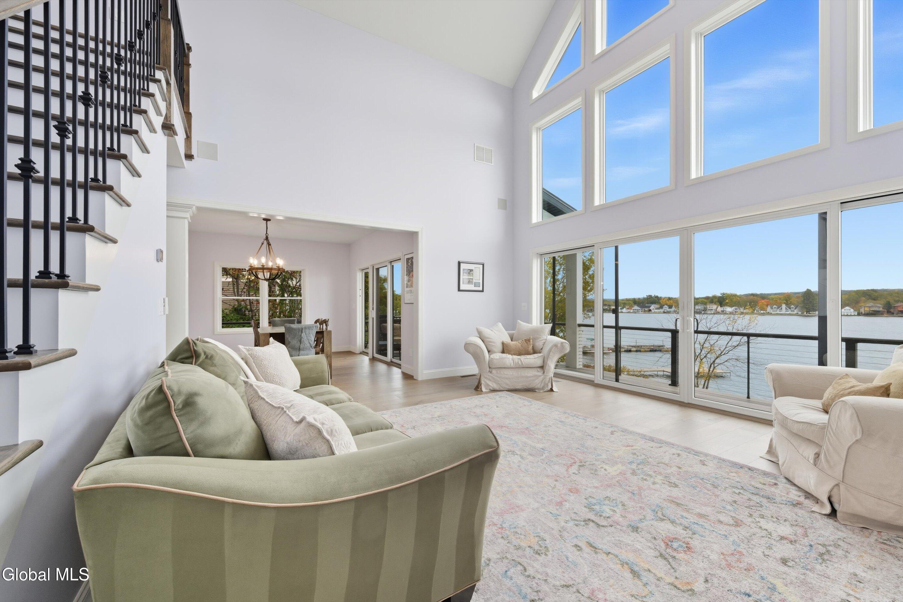 Image 4: Living Room