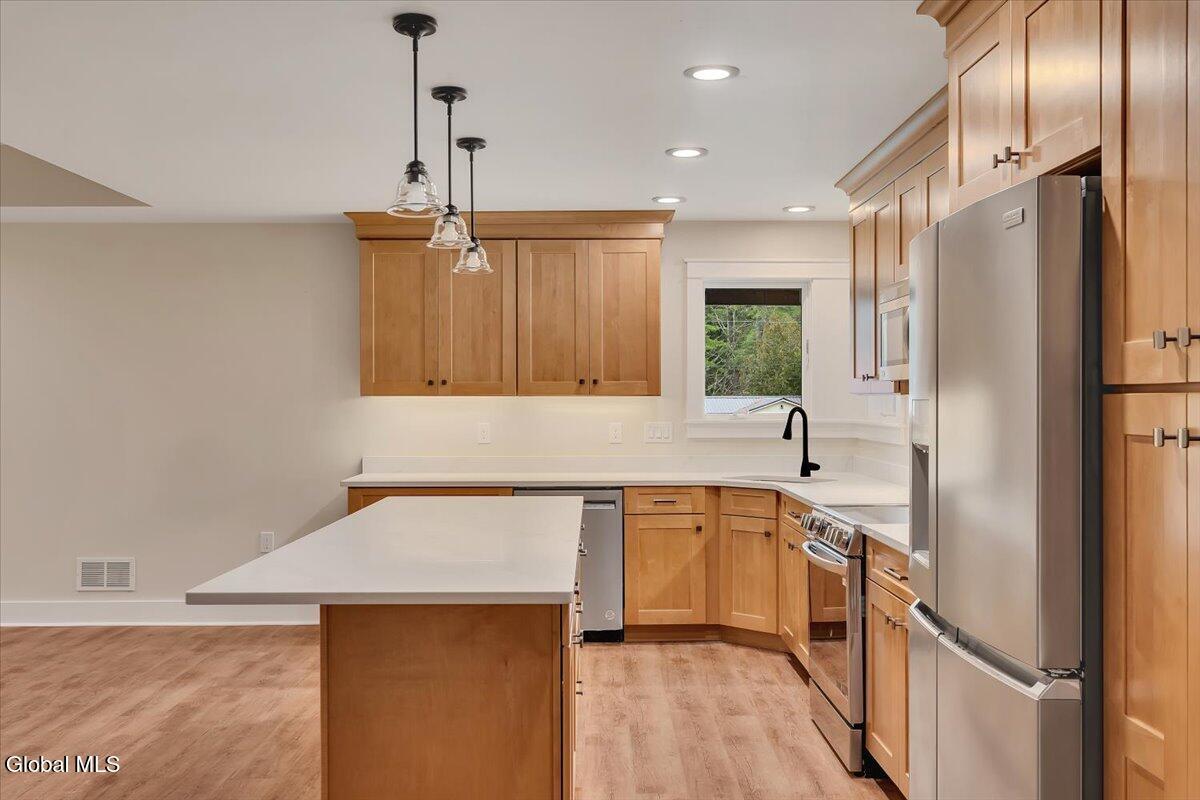 Image 2: 09-P1610792