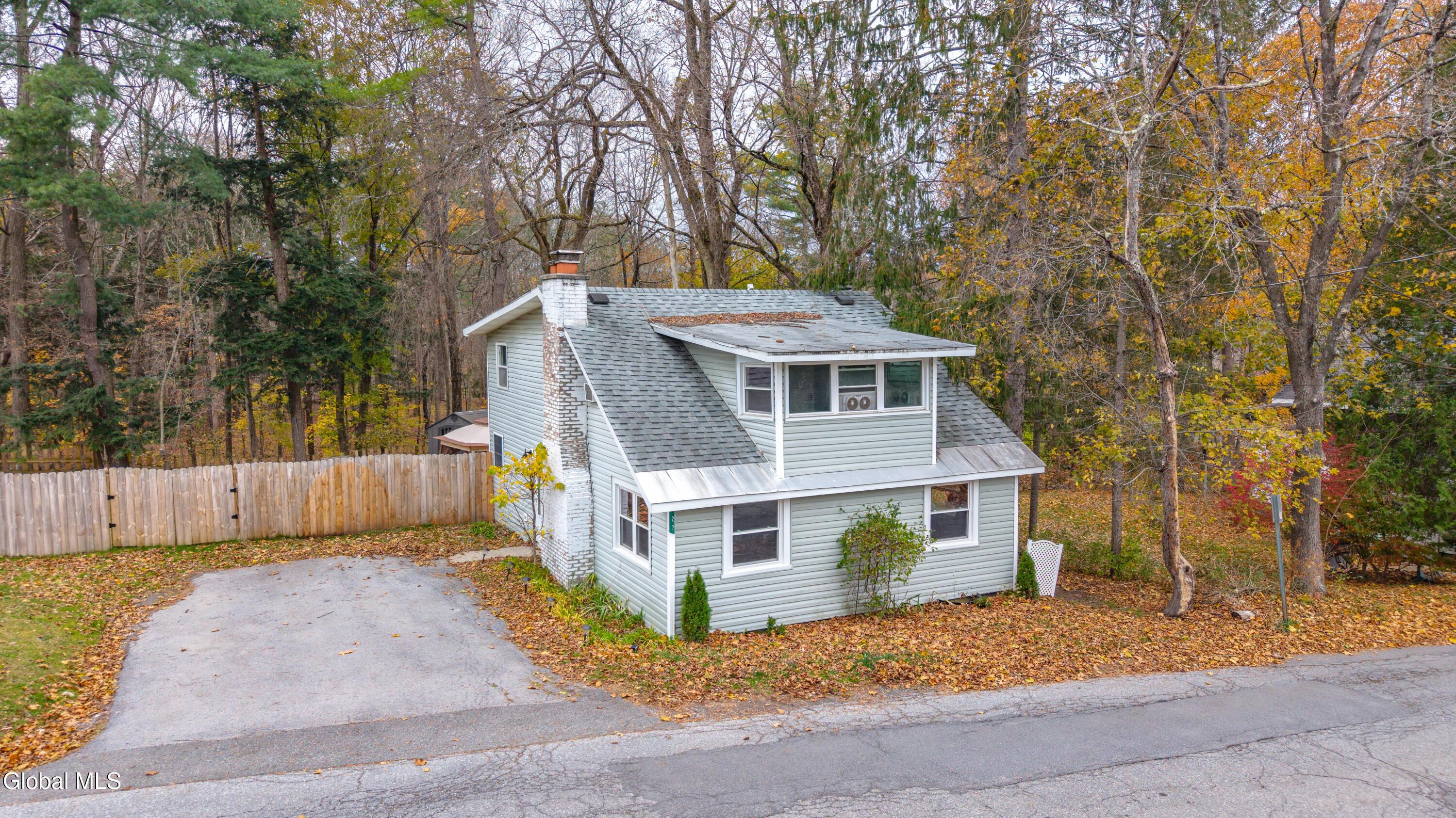 Image 1: 27 Eastside Dr - Front View