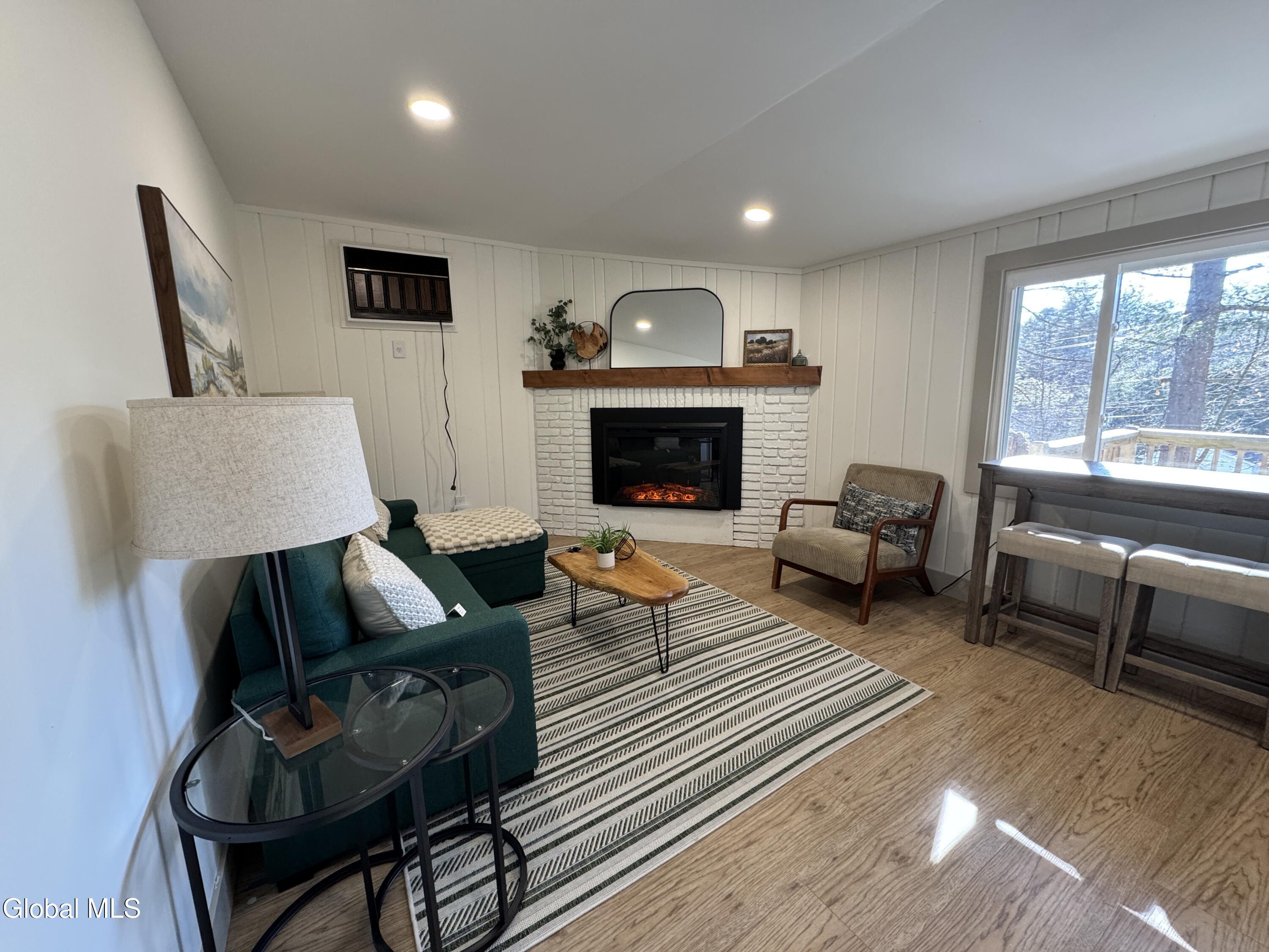 Image 2: 8 Read Dr. (2)