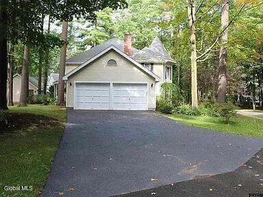Image 4: Garage