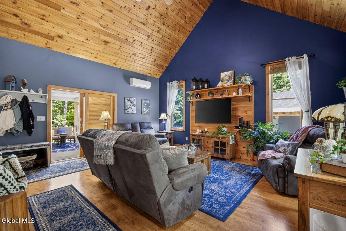 Image 4: 8 HEMLOCK DR