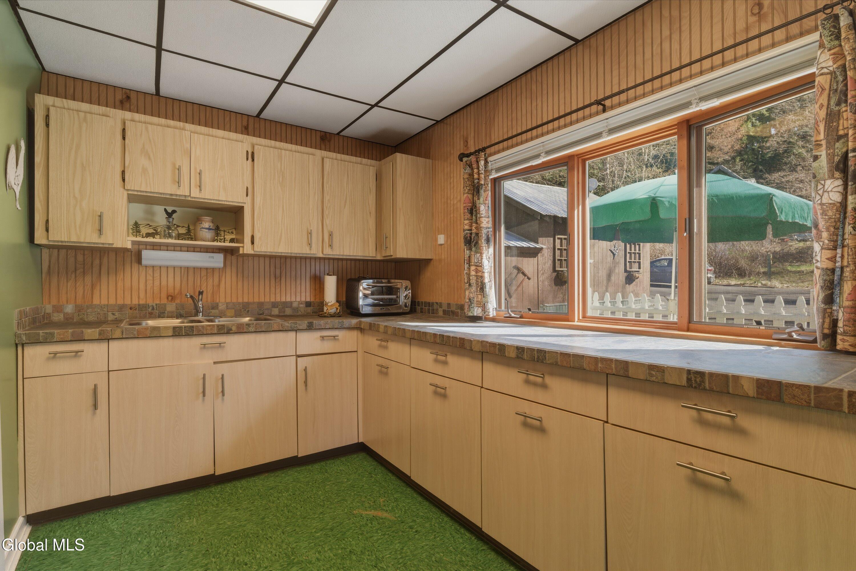 Image 4: Kitchen