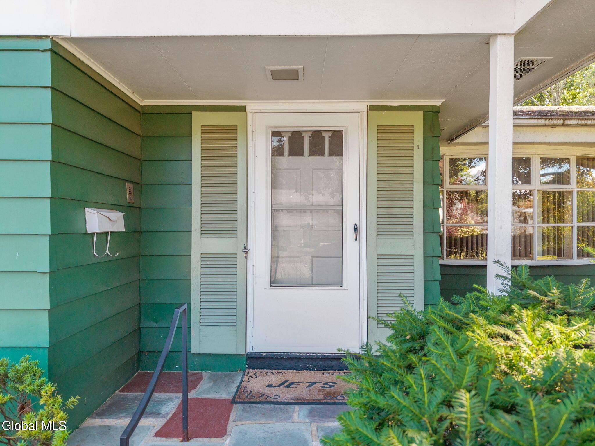 Image 3: 6-33MilnerAve_06