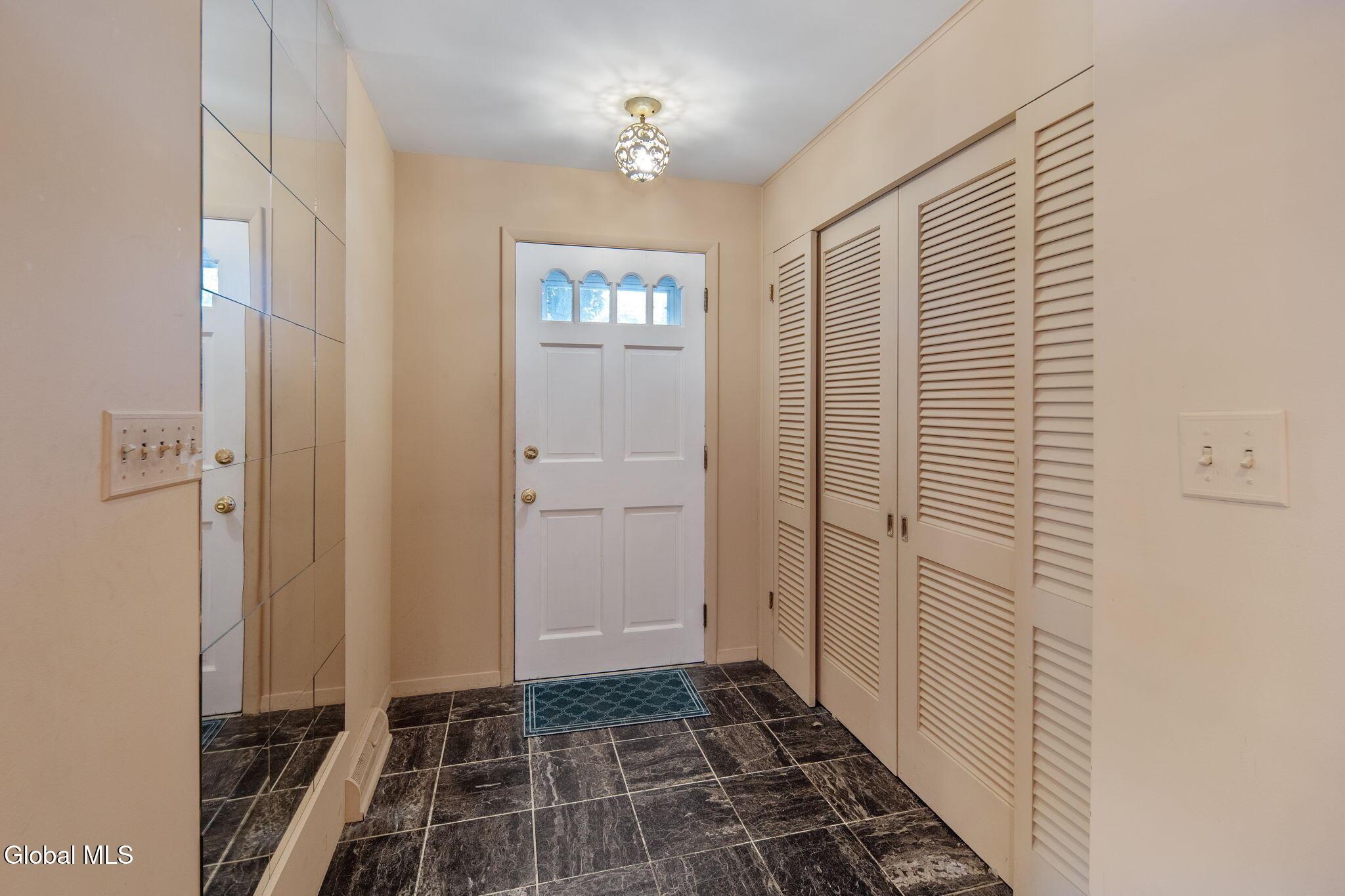 Image 4: 7-33MilnerAve_07