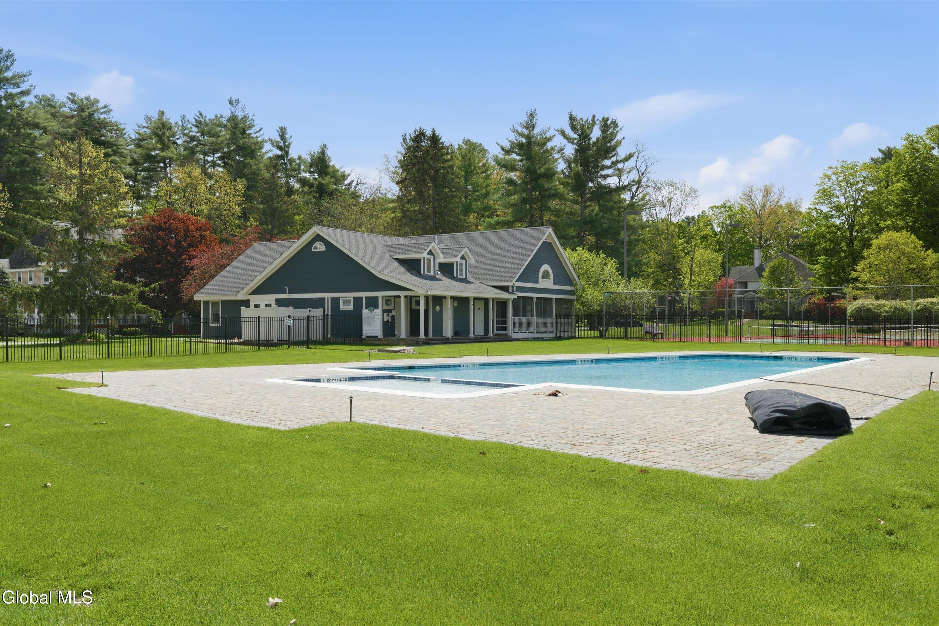 Image 4: HOA - amenities