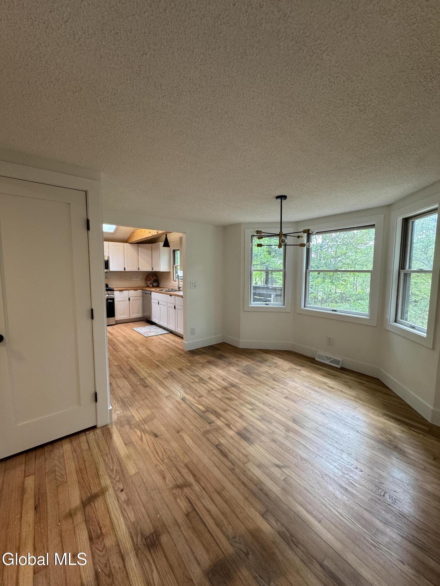 Image 4: Dining Room