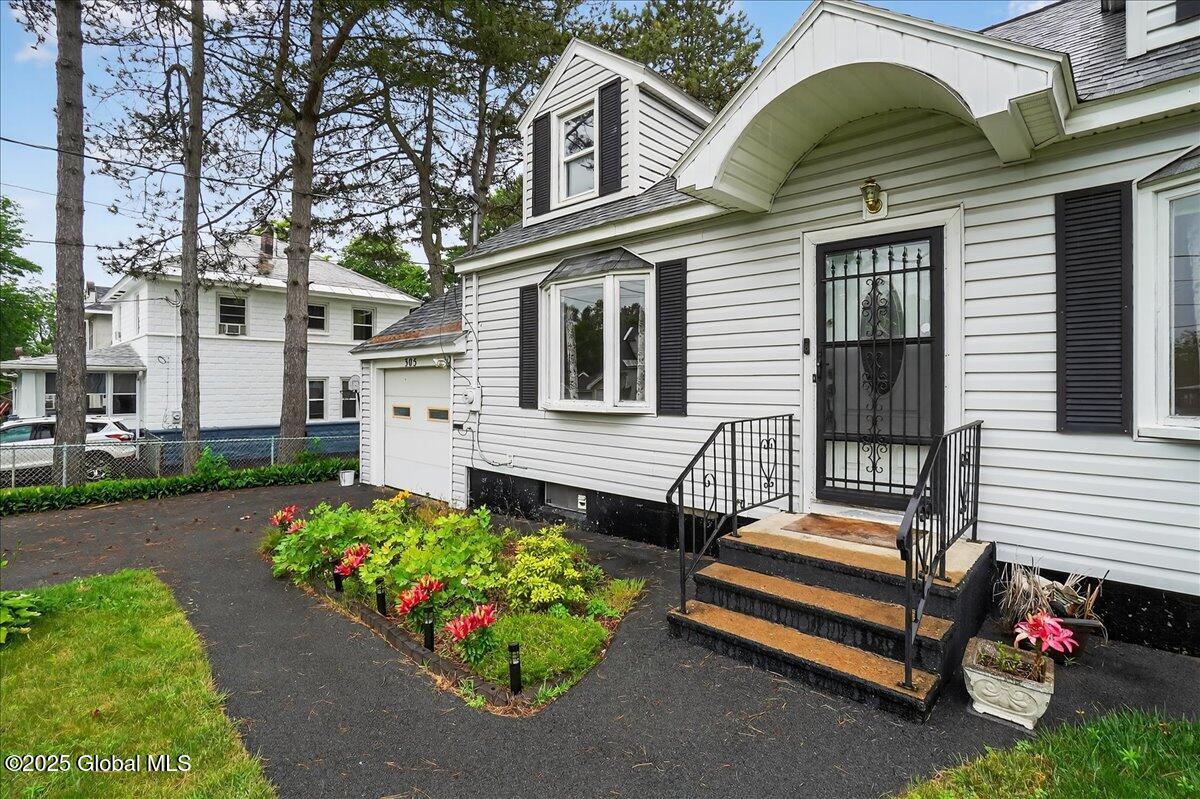 Image 2: 22-305 Elder St-22