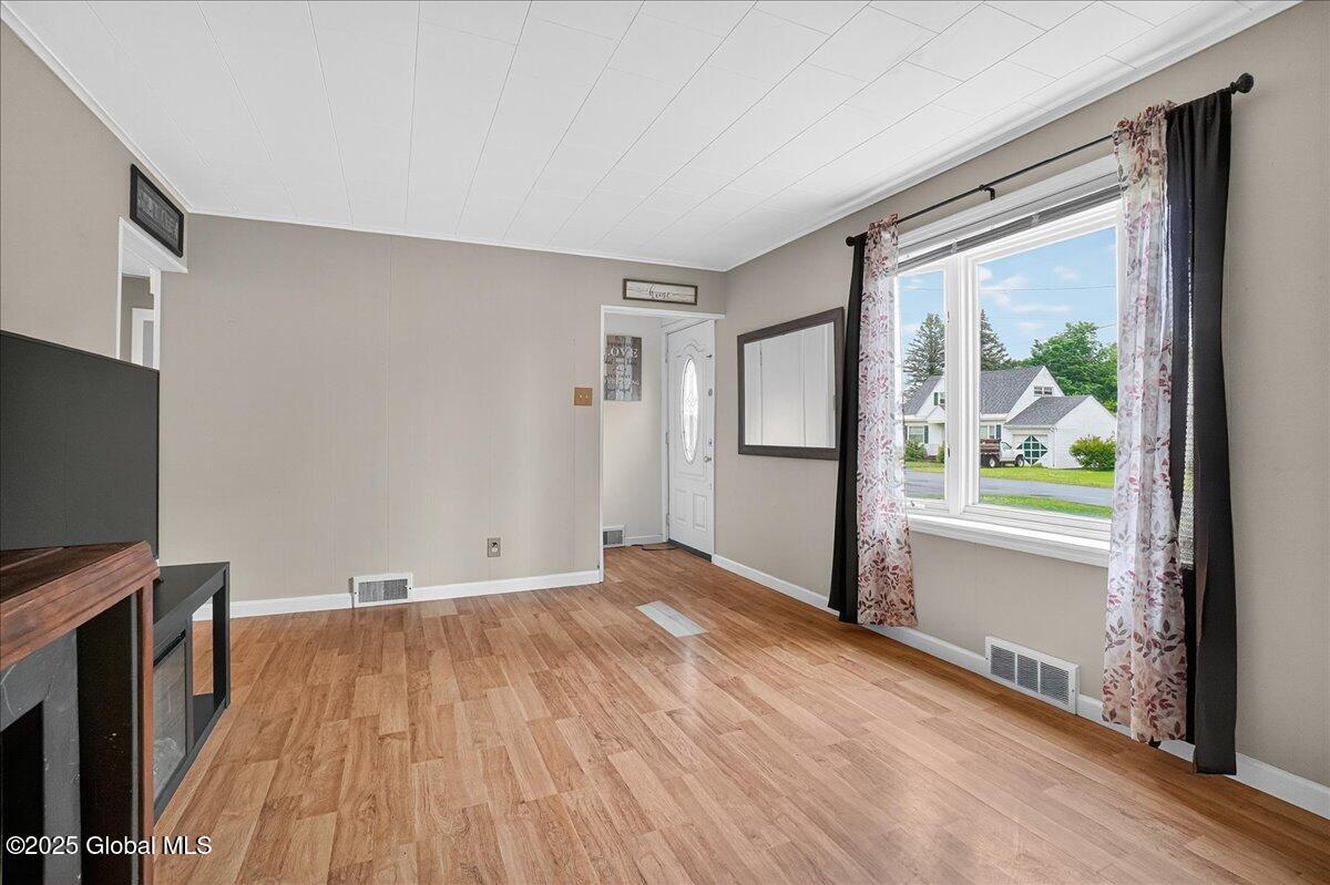 Image 3: 19-305 Elder St-19